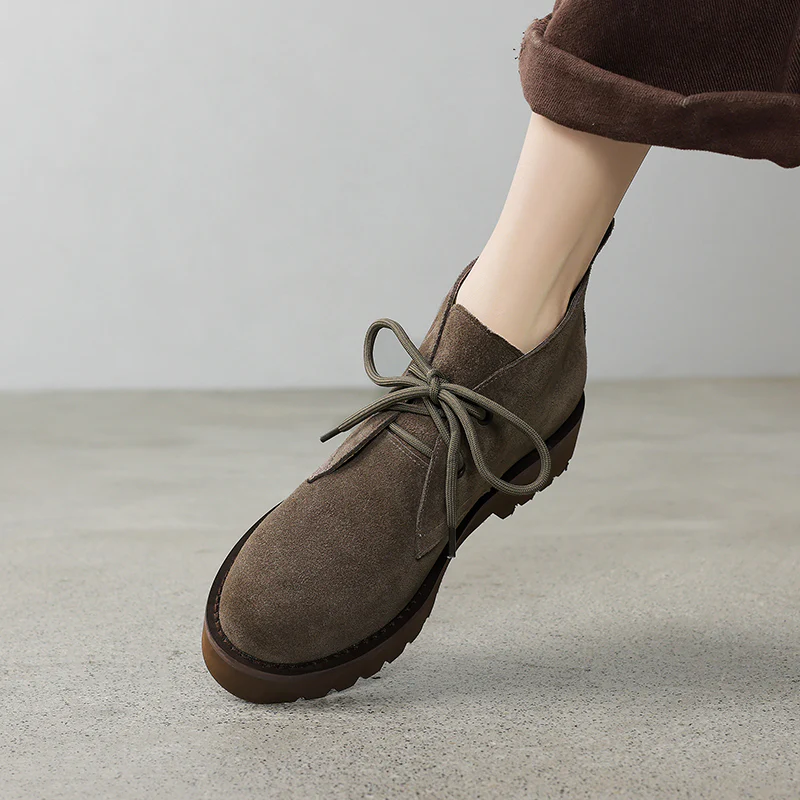 Damen Komfortable Wildleder Stiefeletten mit innovativen Schnürdetails Heidi Mode - Image 4