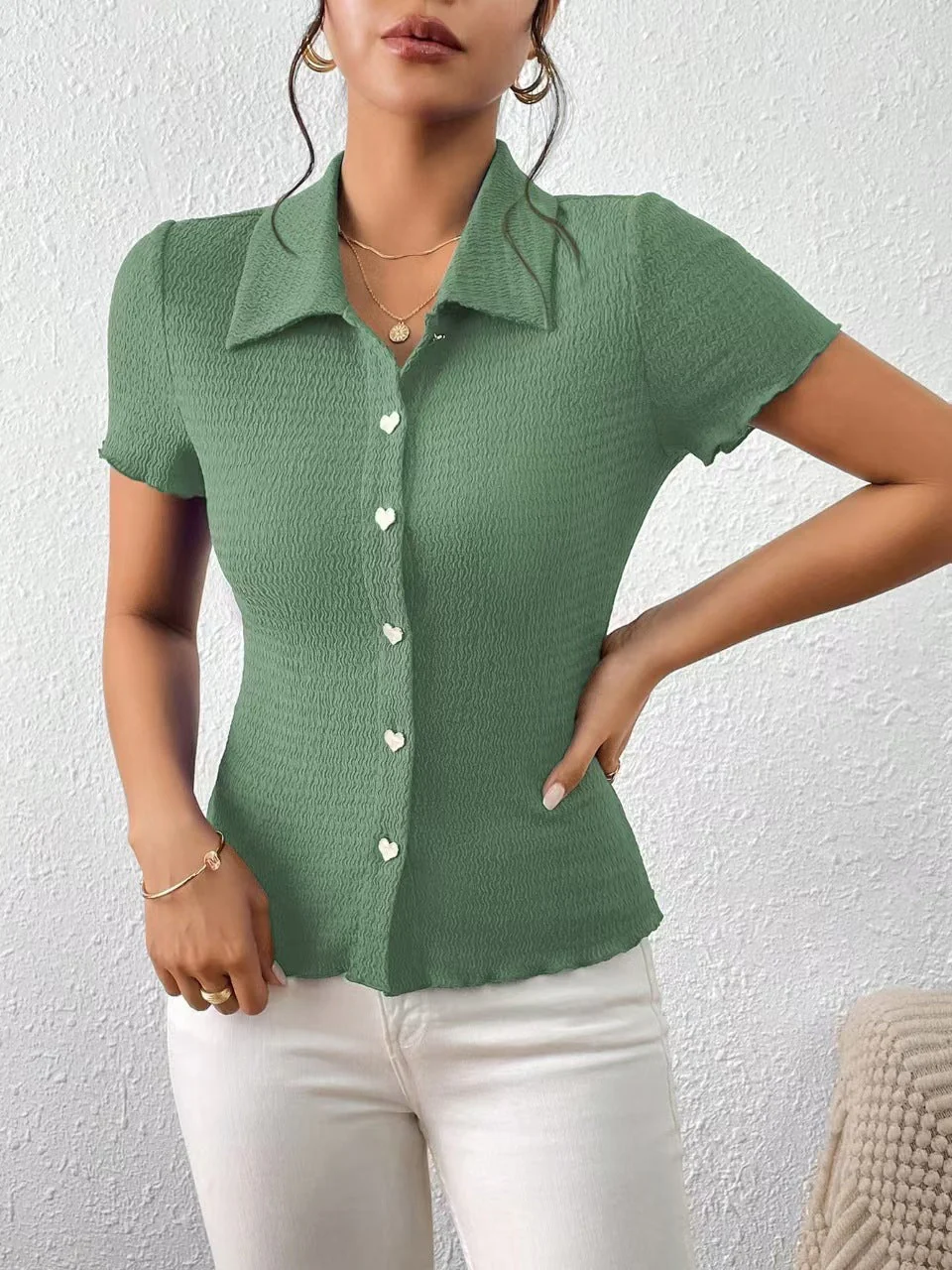 Damen Kurzarmbluse mit Strukturiertem Design und Herzförmigen Knöpfen Heidi-Mode - Image 6