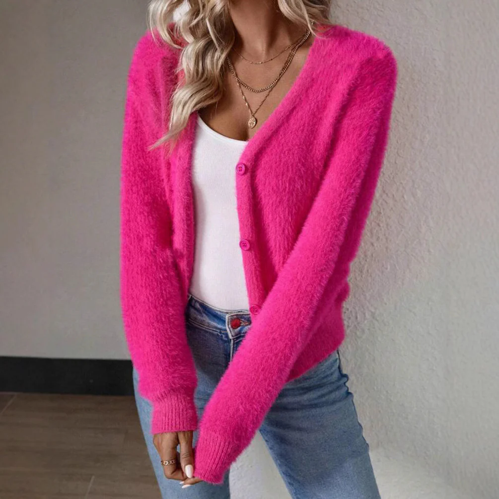 Strickjacke Damen kuschelig mit V-Ausschnitt und Knopfdetails - Image 13