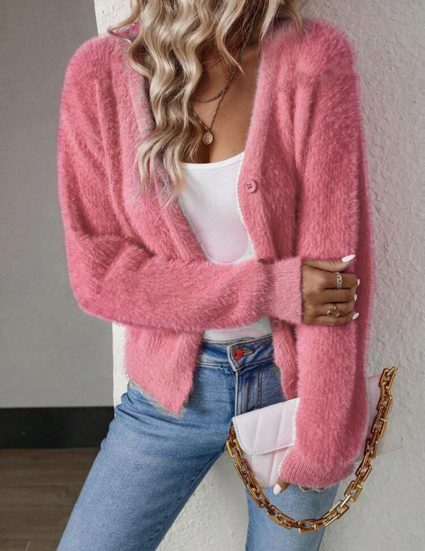 Strickjacke Damen kuschelig mit V-Ausschnitt und Knopfdetails - Image 21