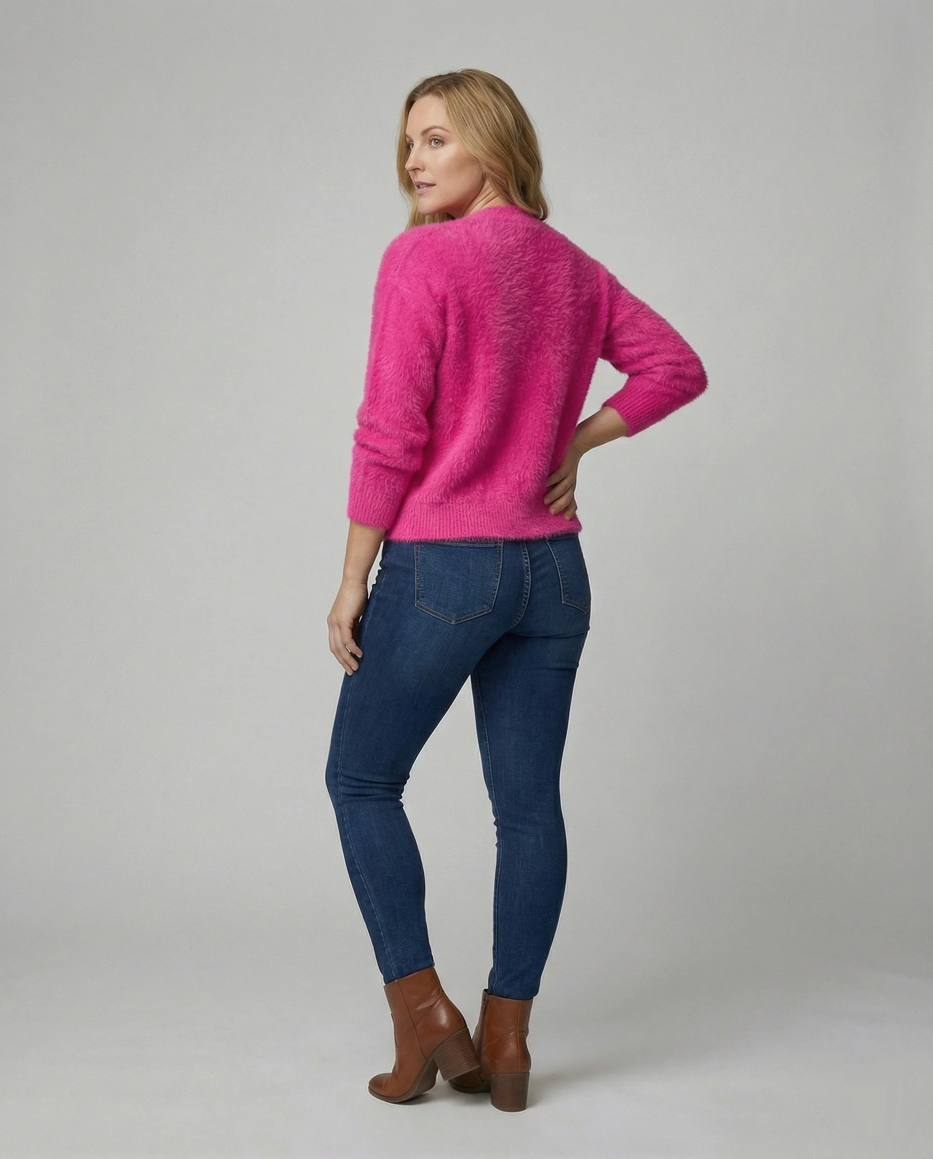 Strickjacke Damen kuschelig mit V-Ausschnitt und Knopfdetails - Image 3