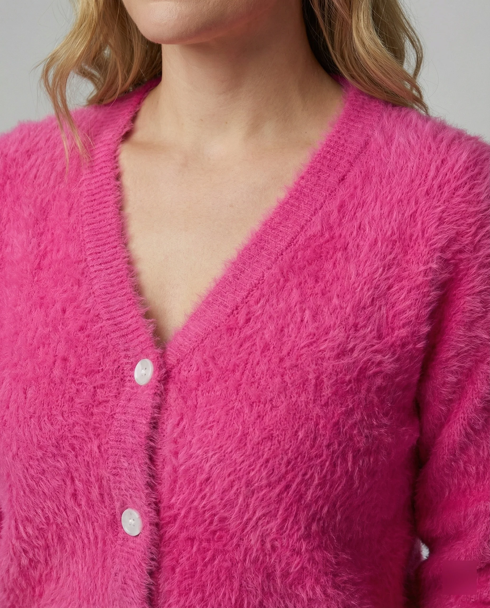 Strickjacke Damen kuschelig mit V-Ausschnitt und Knopfdetails - Image 4