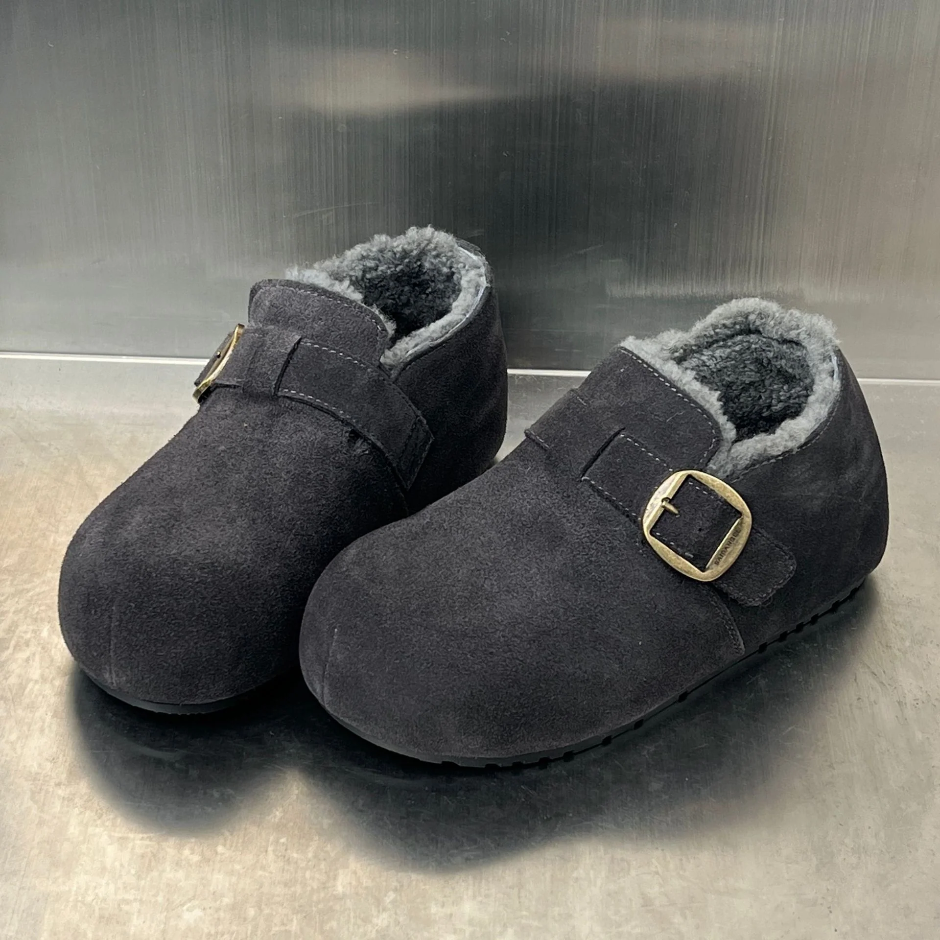 Damen Kuschelige Wildleder-Clogs mit warmem Innenfutter und praktischem Schnallenverschluss Heidi Mode - Image 4