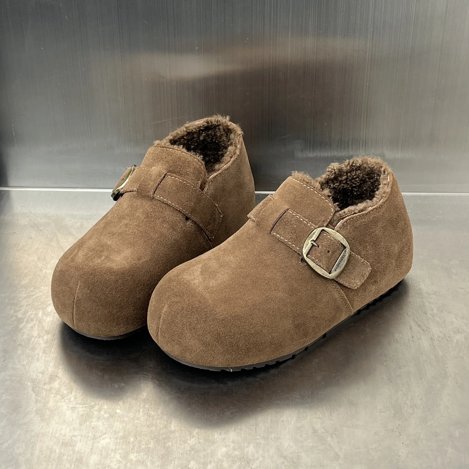 Damen Kuschelige Wildleder-Clogs mit warmem Innenfutter und praktischem Schnallenverschluss Heidi Mode - Image 8