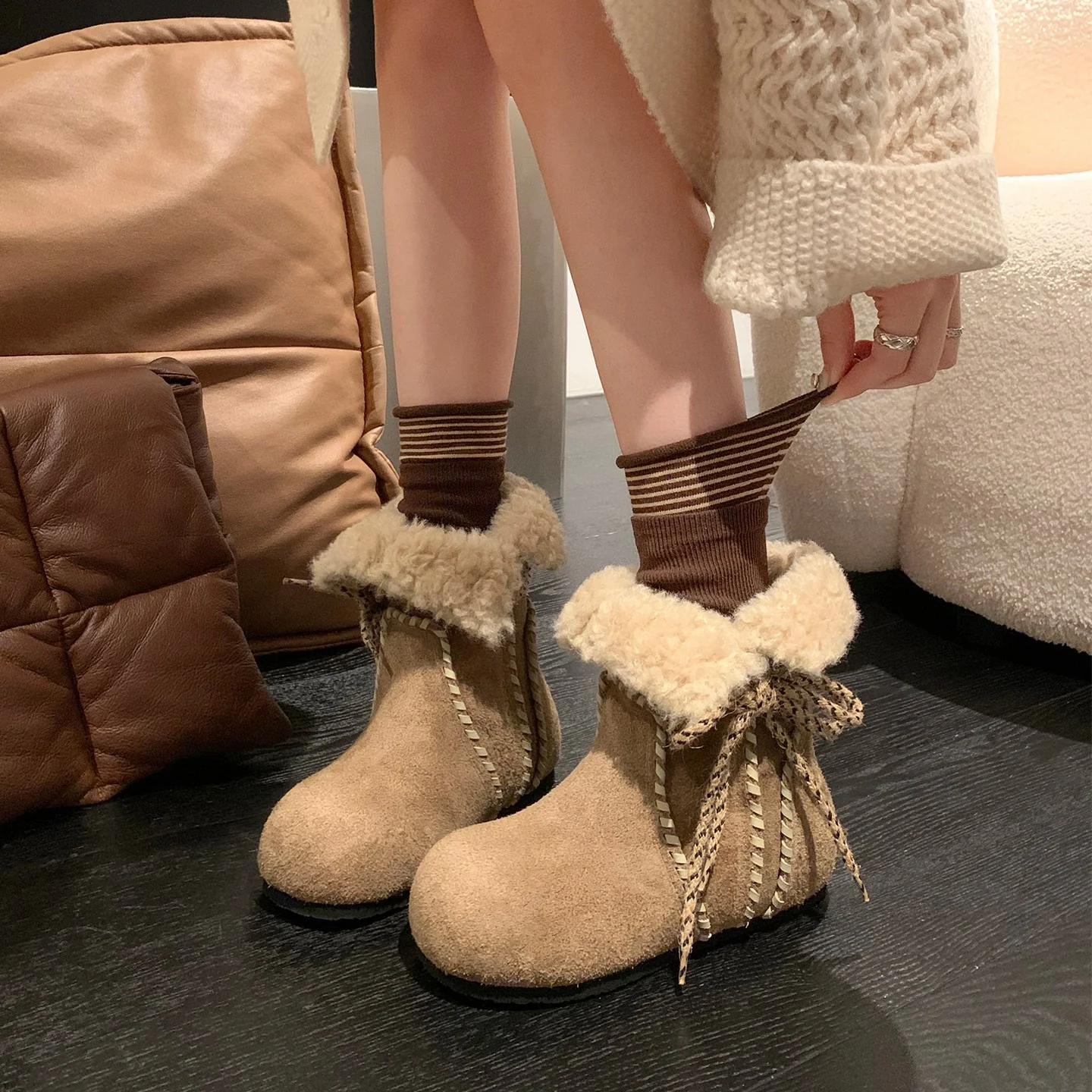Damen Kuschelige Winterstiefel mit weichem Futter und dekorativem Schnürdesign Heidi Mode - Image 2
