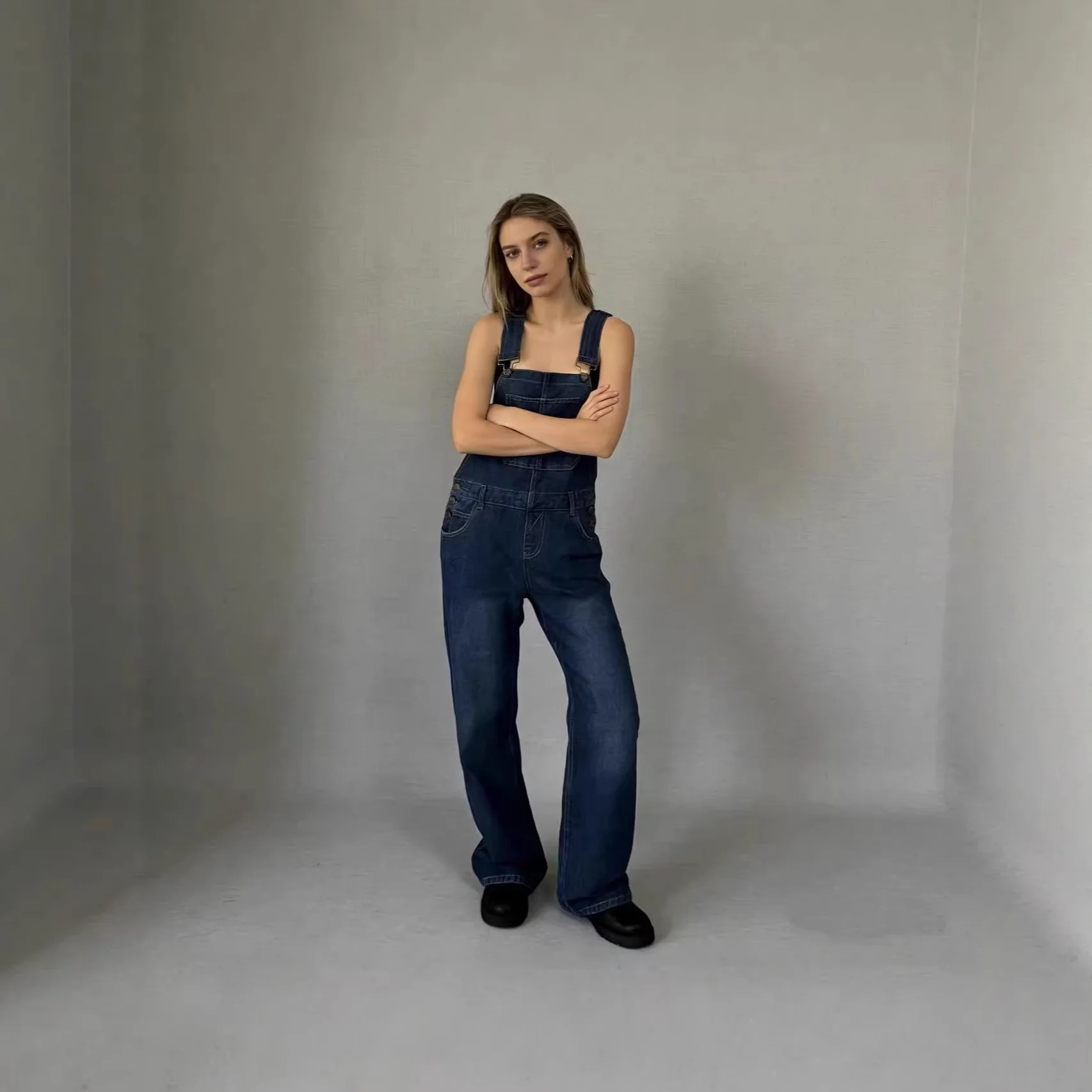 Damen Jeans Latzhose mit weitem Bein und tiefem Rückenausschnitt