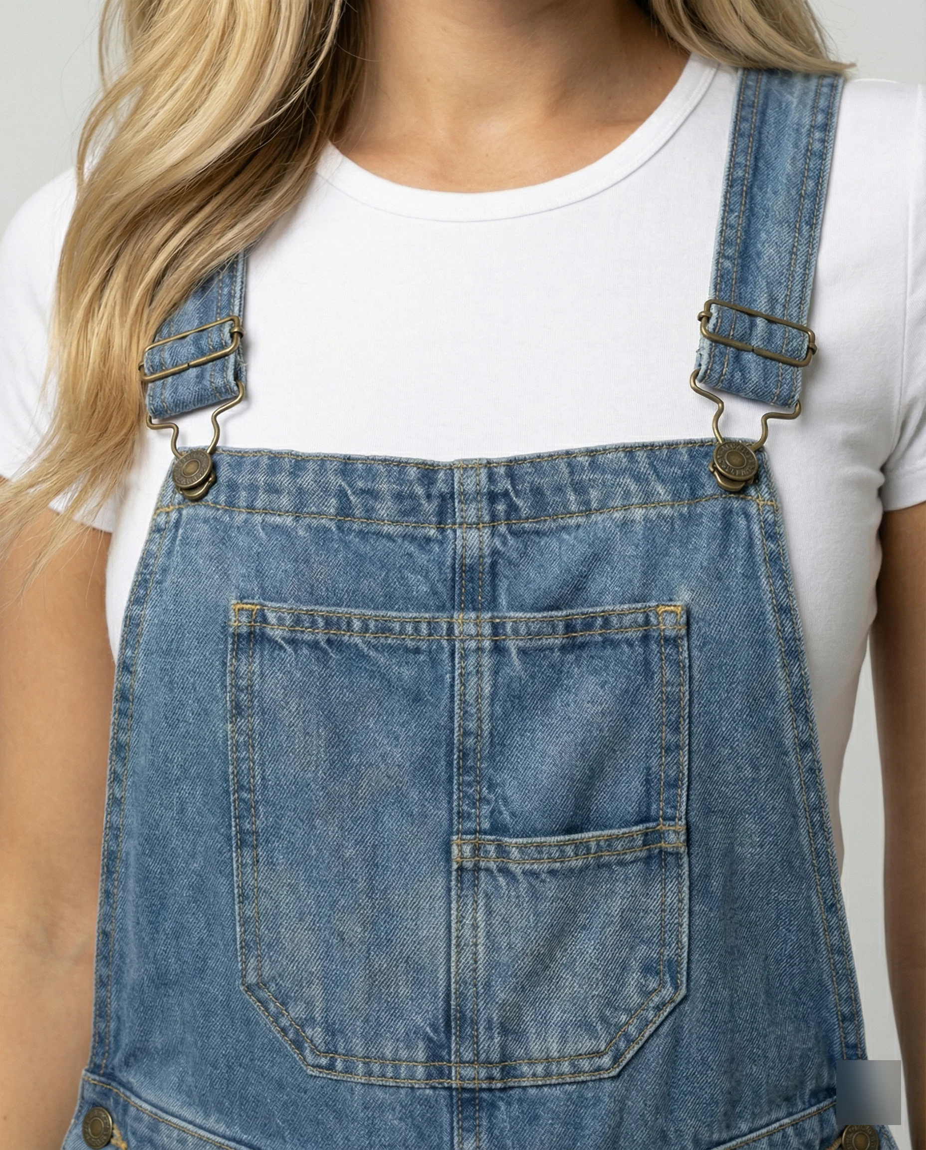 Damen Jeans Latzhose mit weitem Bein und urbanem Design - Image 3