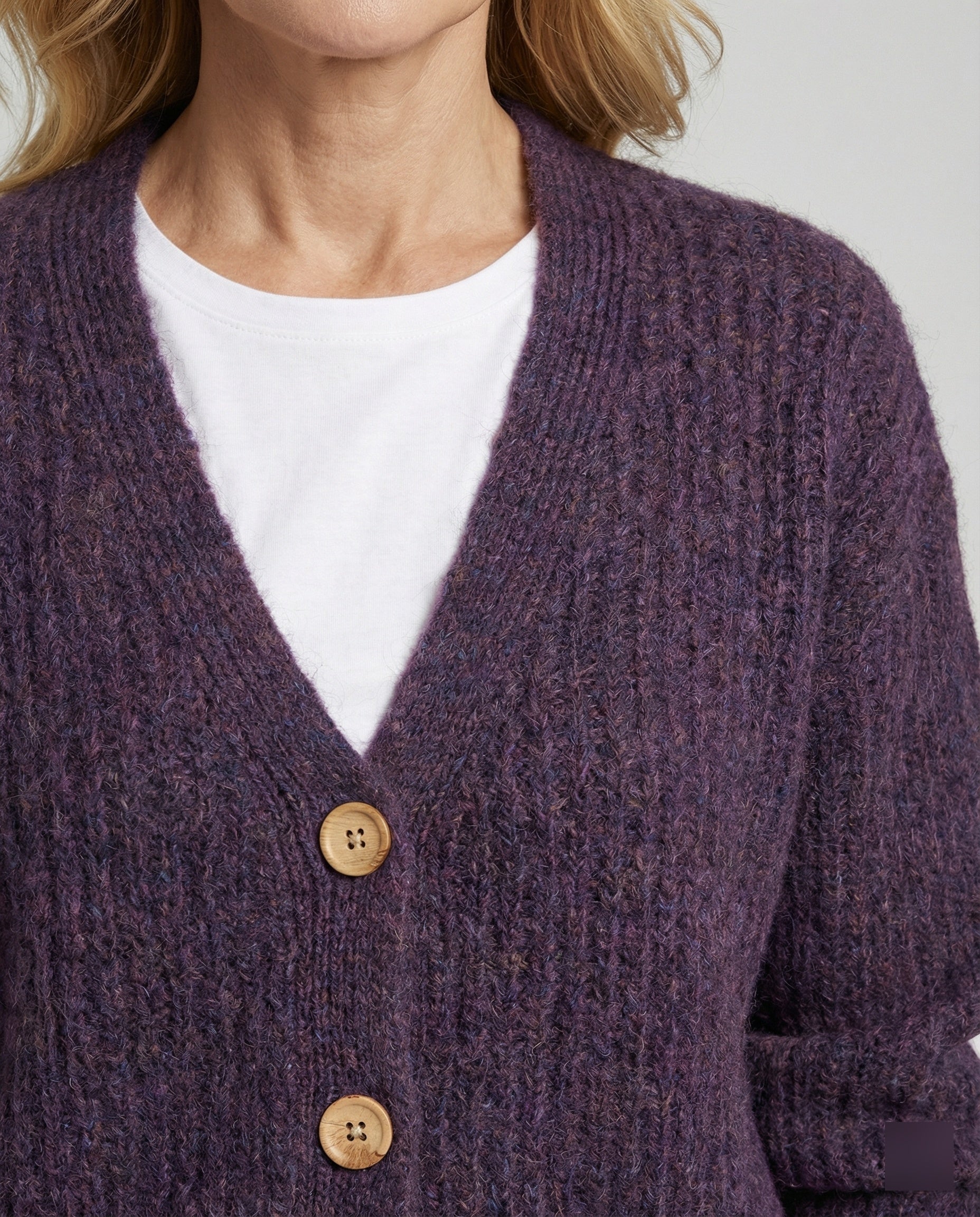Damen legerer Kurzcardigan mit V-Ausschnitt gebürsteter Strickstruktur und dekorativer Holzknopfleiste Heidi-Mode - Image 3