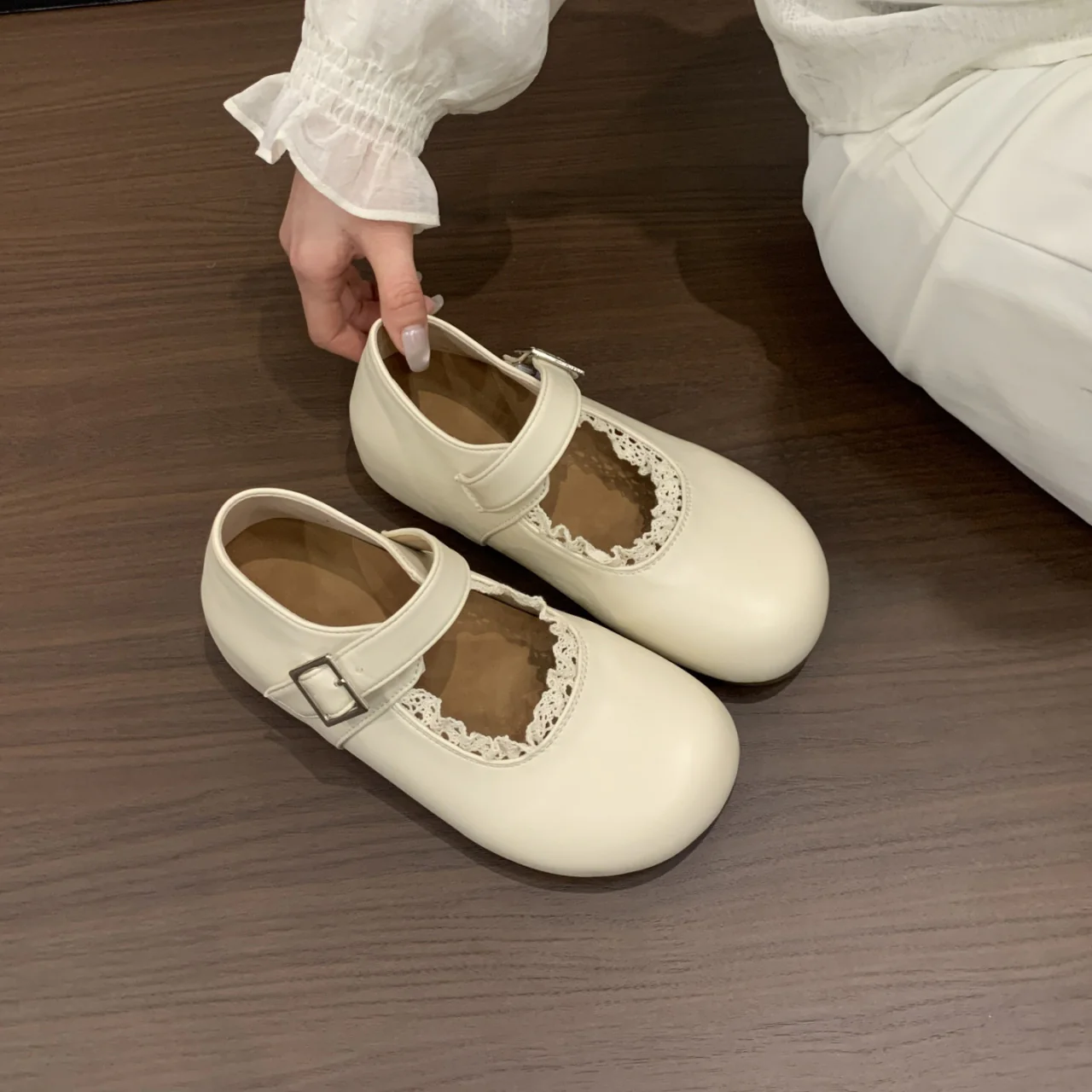 Damen Mary Jane Schuhe mit dekorativer Schnalle und eleganter Spitze Heidi Mode - Image 2