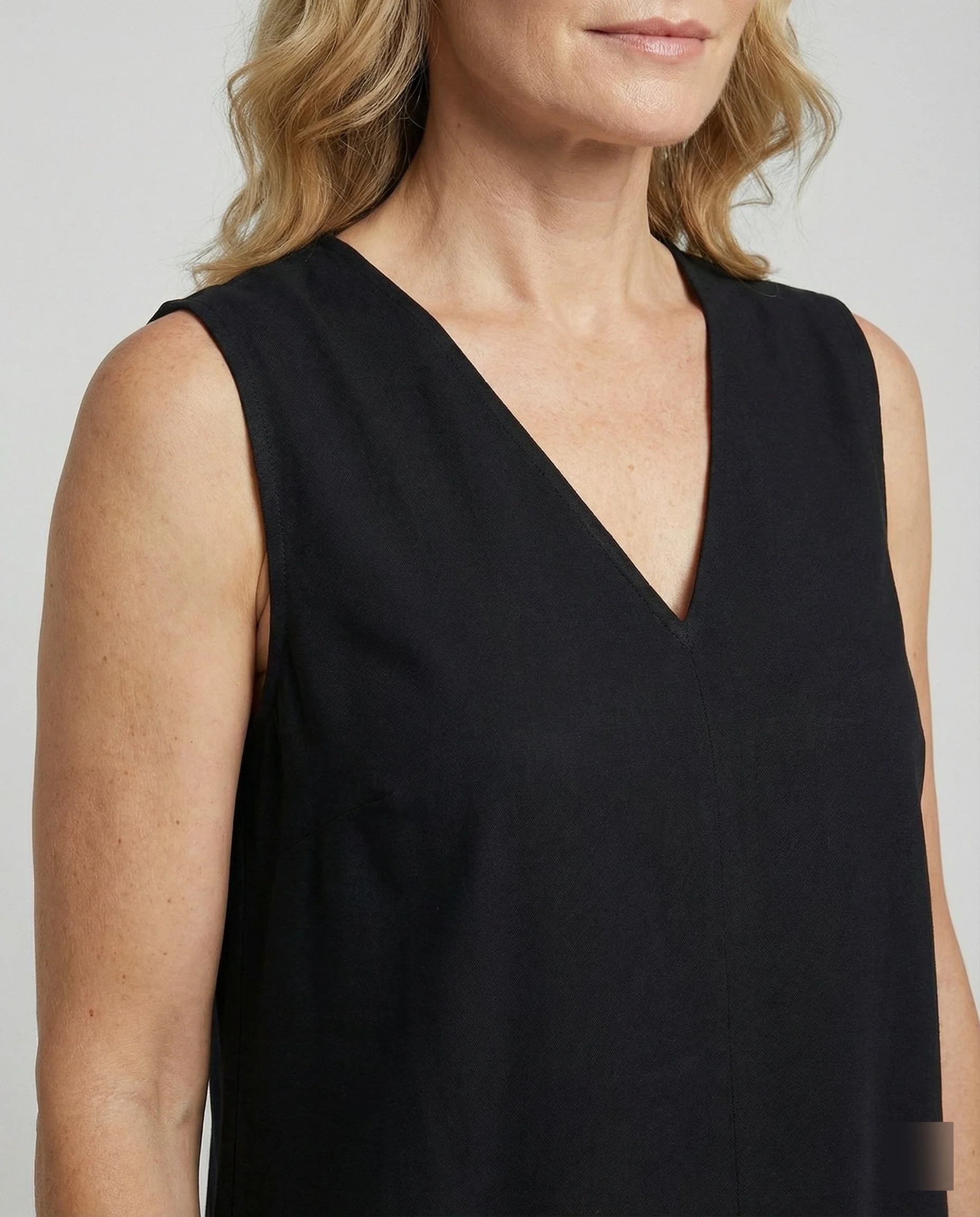 Damen Midi Kleid ärmellos mit V-Ausschnitt – Schwarz A-Linie - Image 5