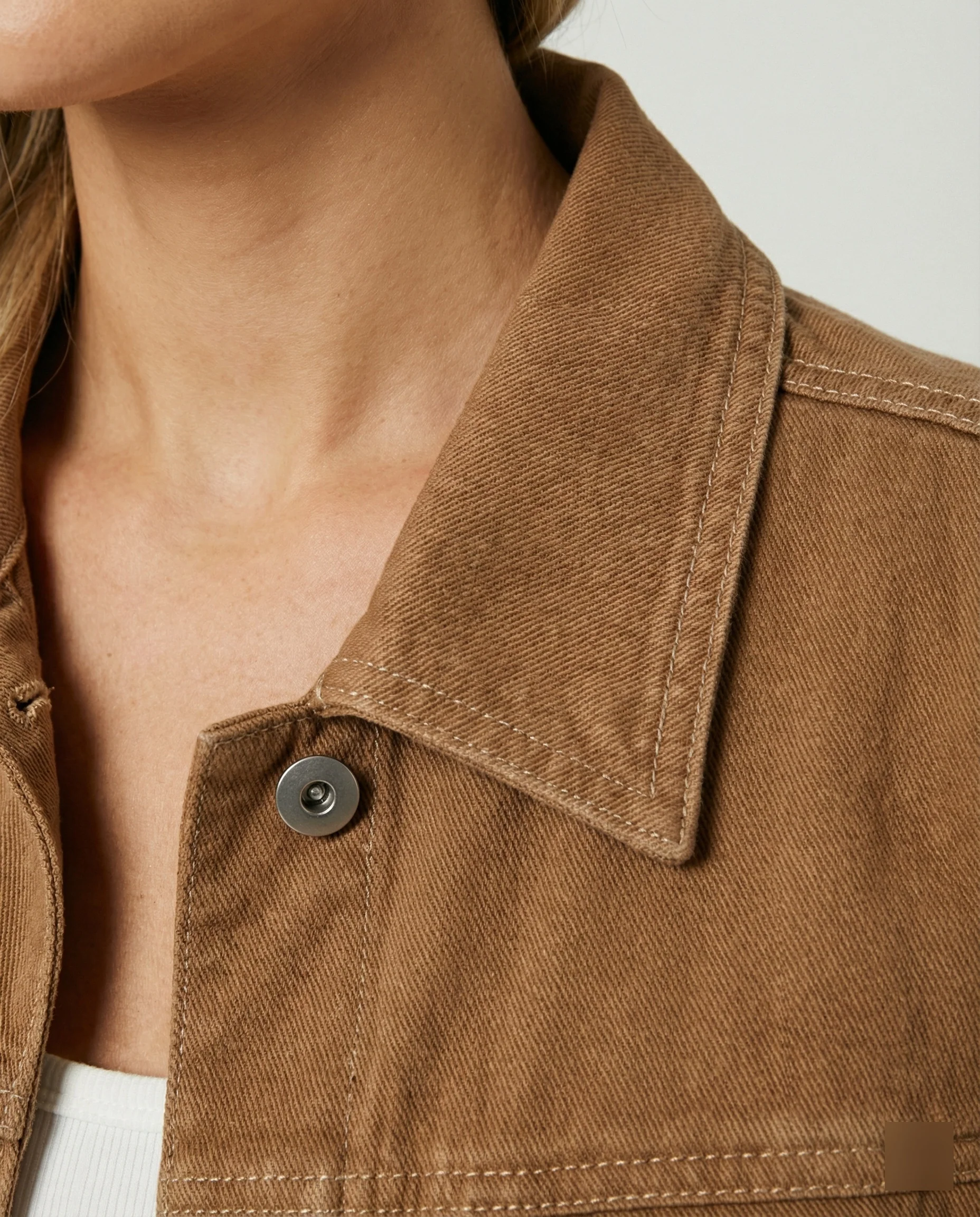 Damen Mode kurze klassische Jeansjacke mit aufgesetzten Brusttaschen und verkürztem Saum Heidi-Mode - Image 2