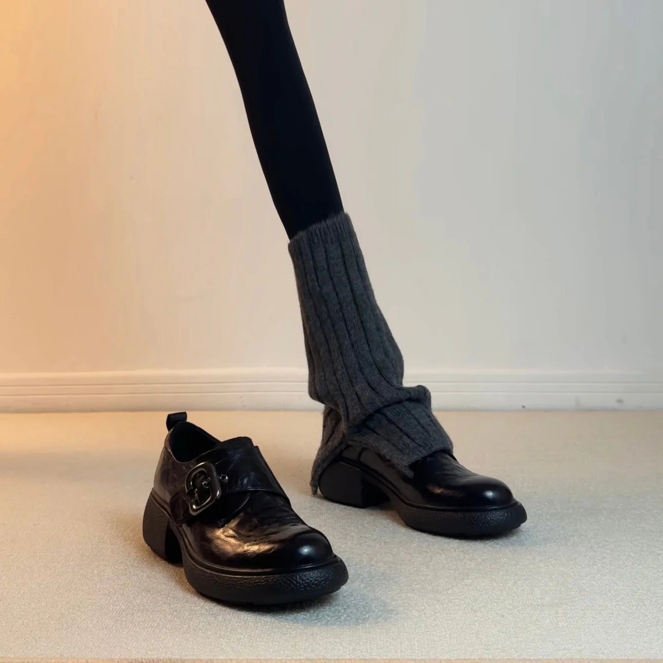 Damen Moderne Halbschuhe mit verstellbarem Riemen und bequemer Sohle Heidi Mode - Image 4