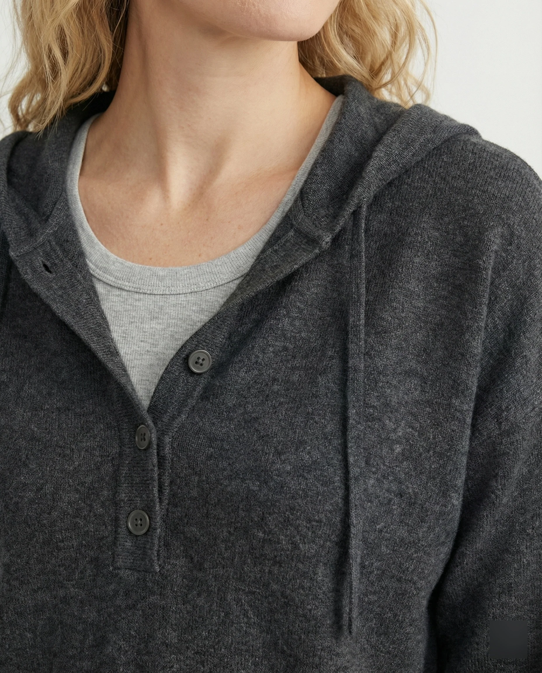 Damen Modetrends 2026 lässiges Kapuzenshirt mit kurzer Knopfleiste und weite Jogginghose aus weicher Baumwollmischung Heidi Mode - Image 2