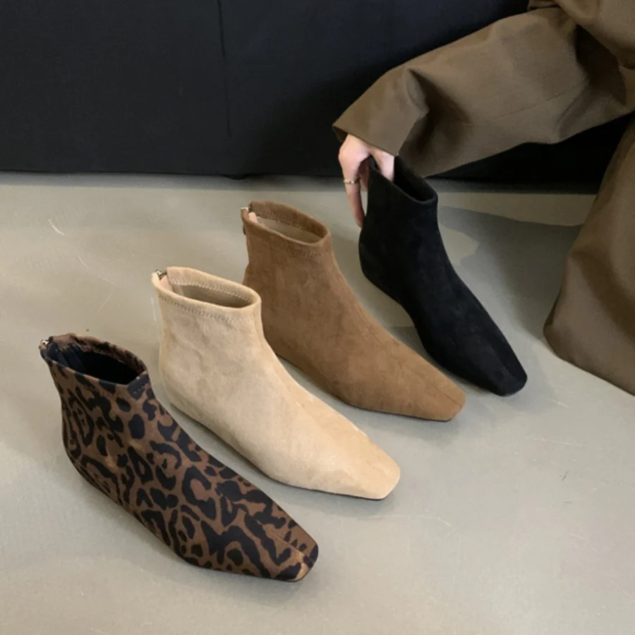 Damen modische Ankle Boots aus feinem Wildleder mit spitzem Schnitt und leichter Keilsohle Heidi Mode - Image 2
