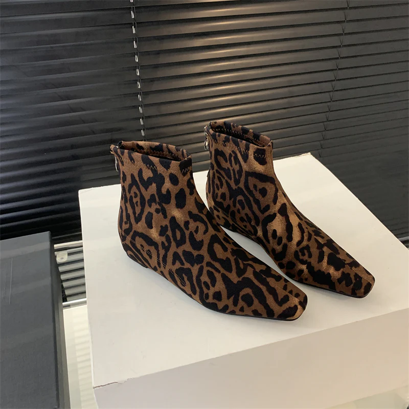 Damen modische Ankle Boots aus feinem Wildleder mit spitzem Schnitt und leichter Keilsohle Heidi Mode - Image 7
