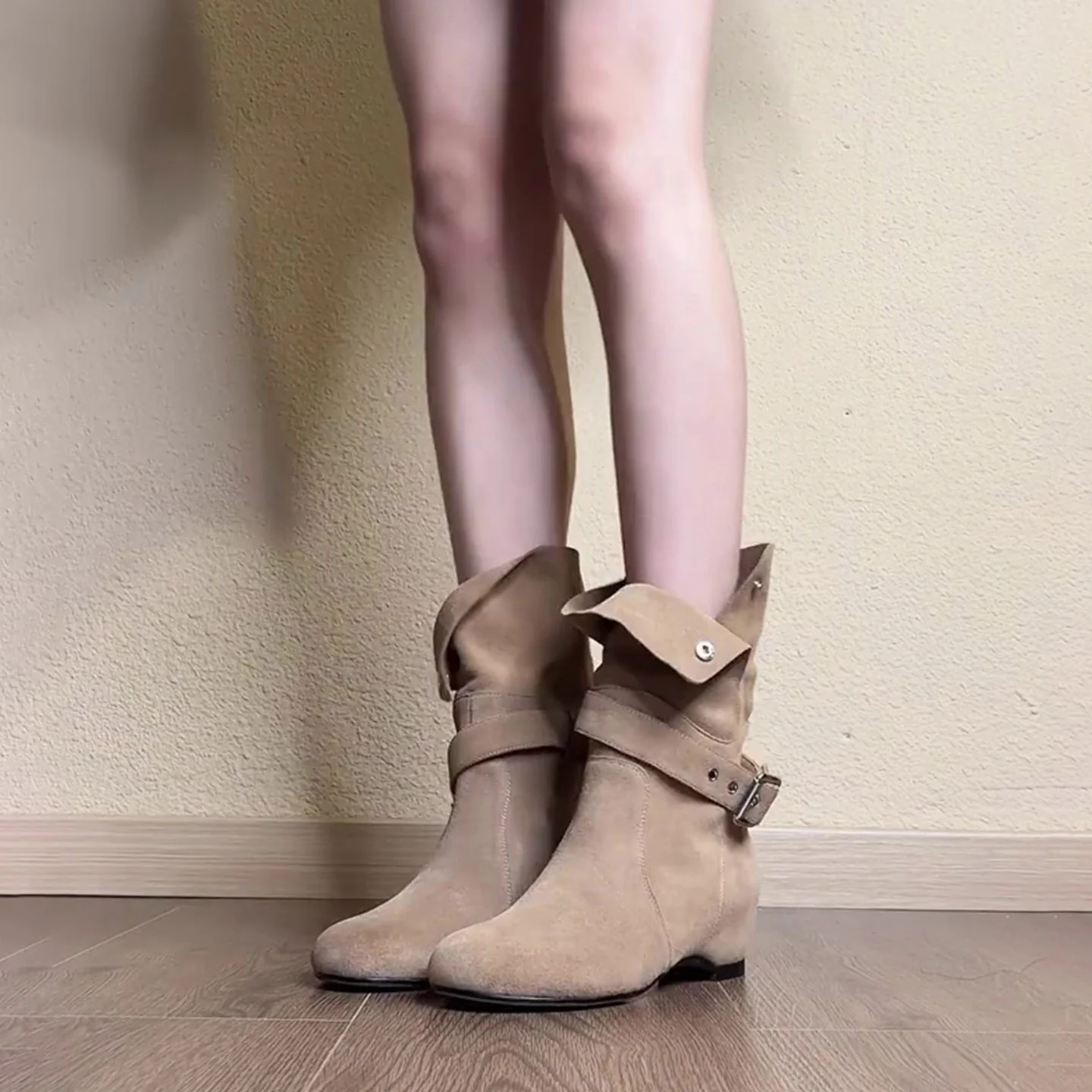 Damen modische Ankle Boots mit asymmetrischem Schnitt und dekorativer Schnalle Heidi Mode - Image 7