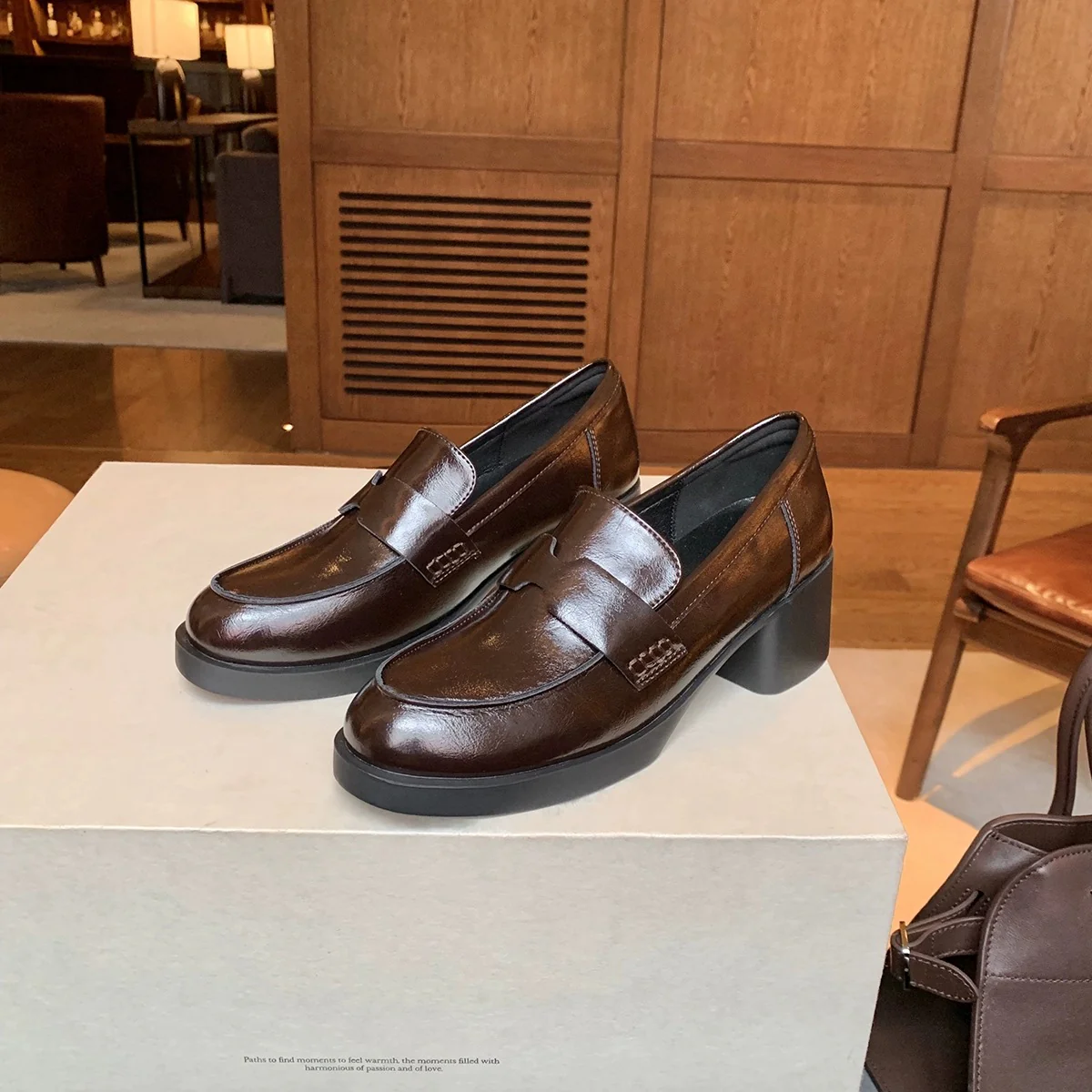Damen modische Loafers mit glänzender Oberfläche und komfortablem Blockabsatz Heidi Mode - Image 7