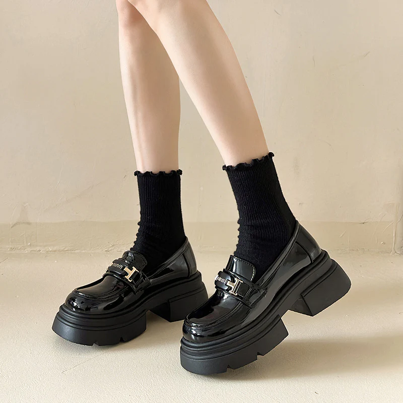 Damen Modische Loafers mit hochgezogenem Absatz und glänzender Oberfläche Heidi Mode - Image 3