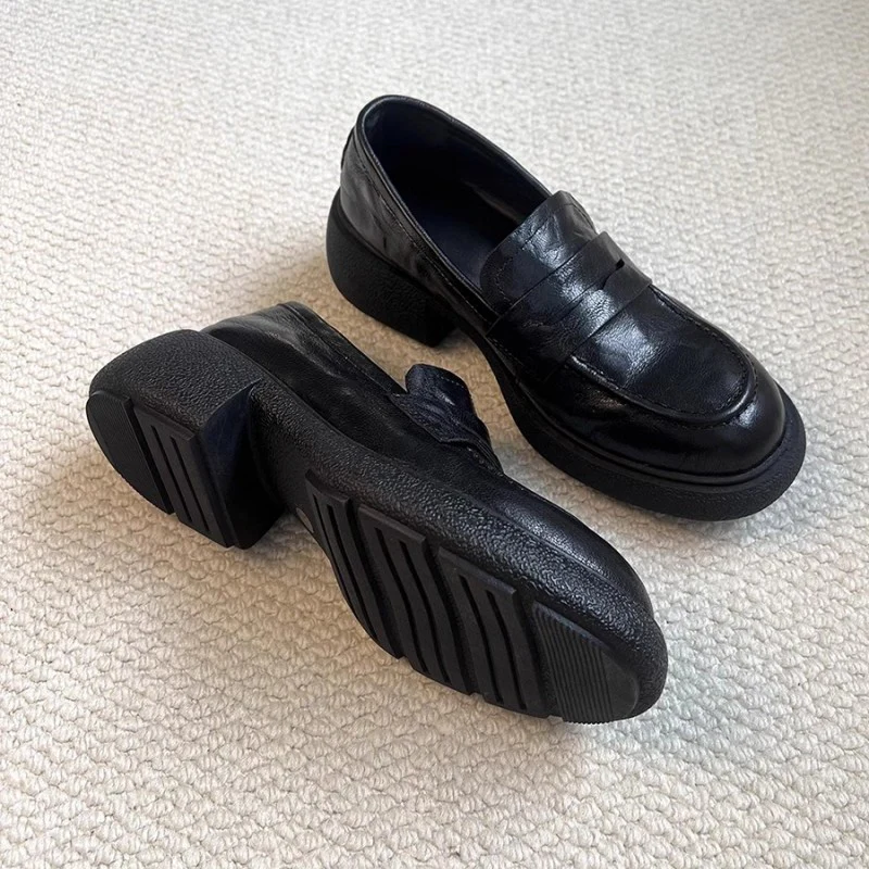 Damen modische Loafers mit robustem Blockabsatz und glänzender Lederoberfläche Heidi Mode