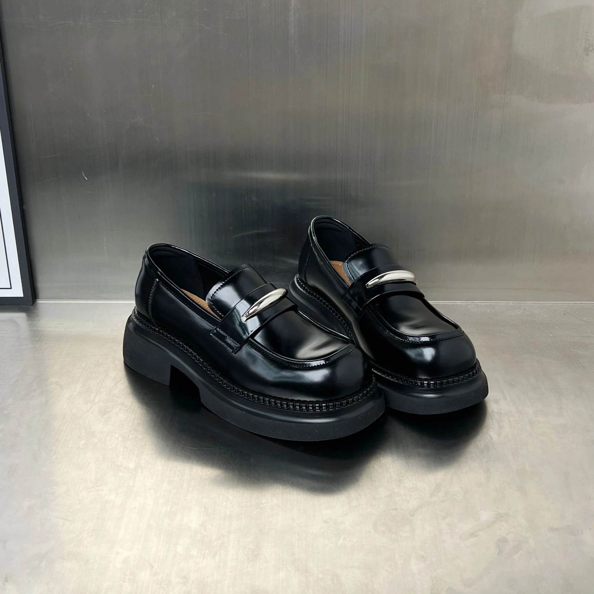 Damen Modische Loafers mit trendiger Schnallenverzierung und stabiler Plateausohle Heidi Mode - Image 4