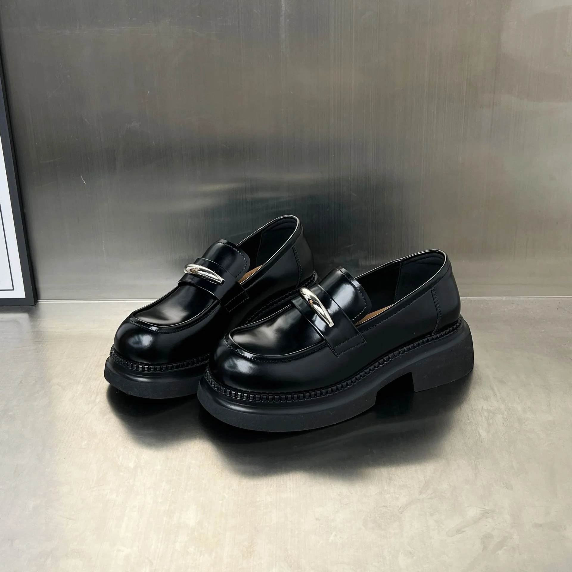 Damen Modische Loafers mit trendiger Schnallenverzierung und stabiler Plateausohle Heidi Mode - Image 6