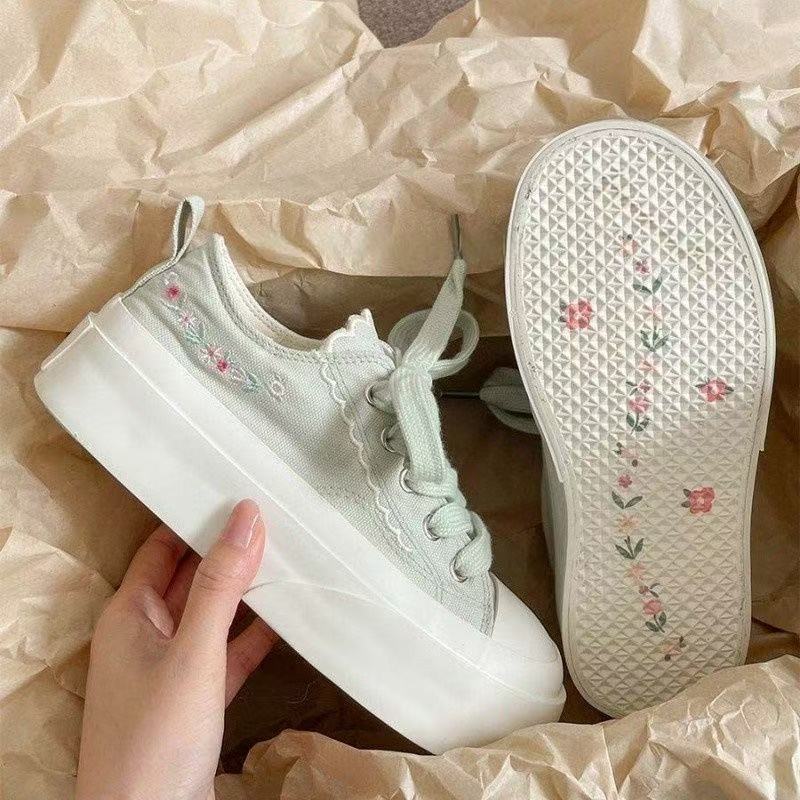 Damen Modische Plateau-Sneaker mit floralen Applikationen und atmungsaktiver Sohle Heidi Mode - Image 3
