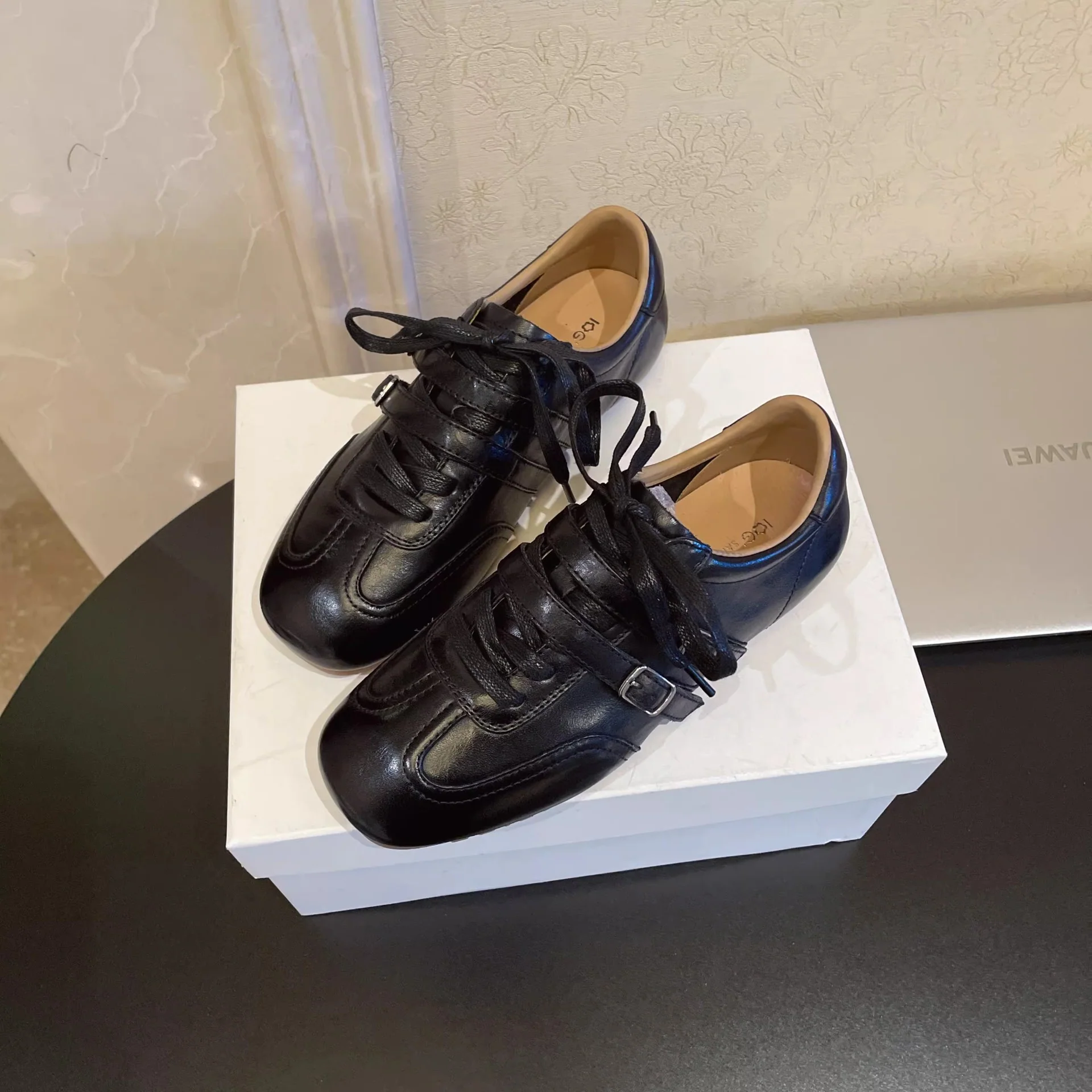 Damen modische Schnürschuhe mit glänzender Lederoberfläche und eleganten Akzenten Heidi Mode - Image 3
