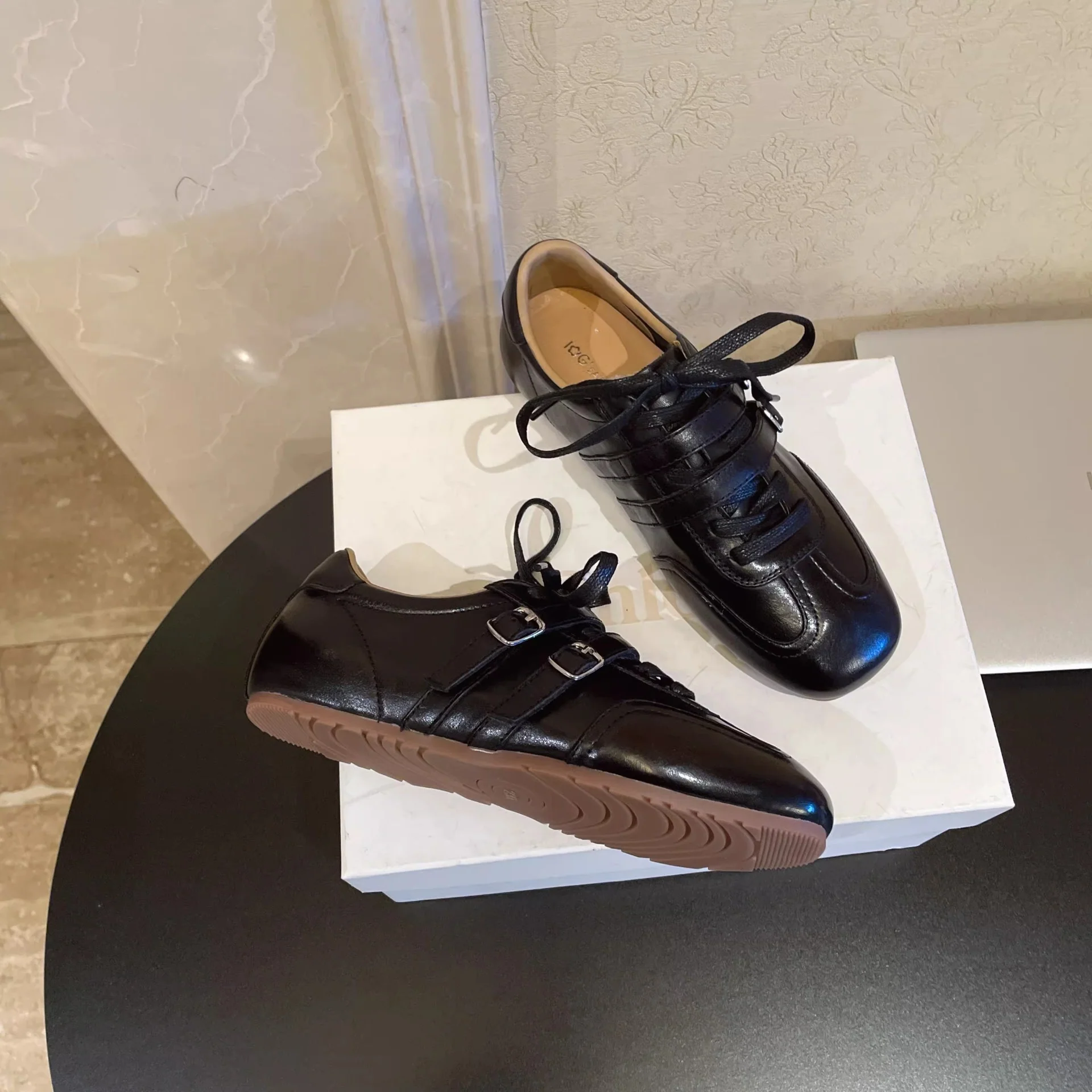 Damen modische Schnürschuhe mit glänzender Lederoberfläche und eleganten Akzenten Heidi Mode - Image 4