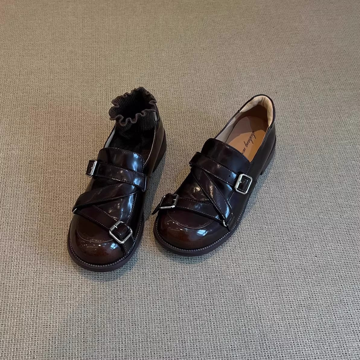 Damen Modische Slipper mit einzigartigem Schnallenverschluss und glänzender Oberfläche Heidi Mode - Image 3