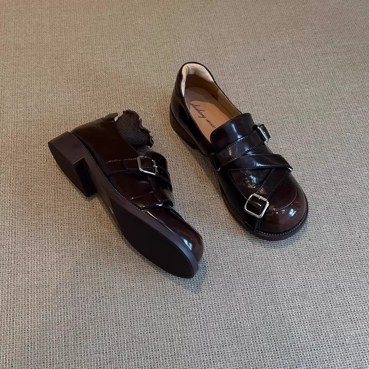 Damen Modische Slipper mit einzigartigem Schnallenverschluss und glänzender Oberfläche Heidi Mode - Image 4