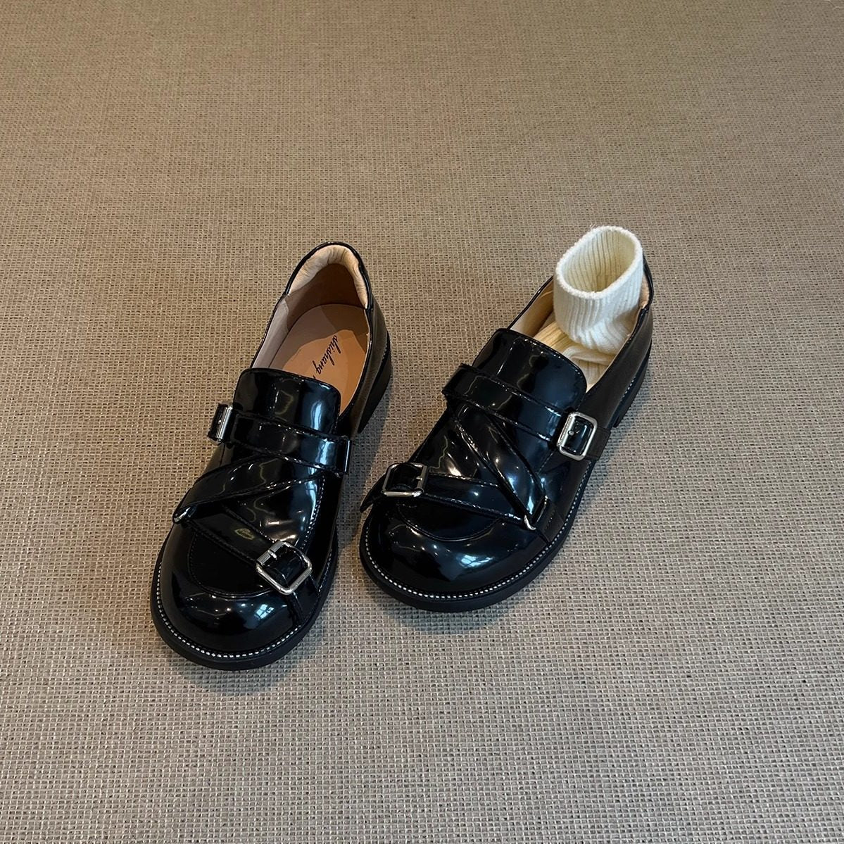 Damen Modische Slipper mit einzigartigem Schnallenverschluss und glänzender Oberfläche Heidi Mode - Image 7