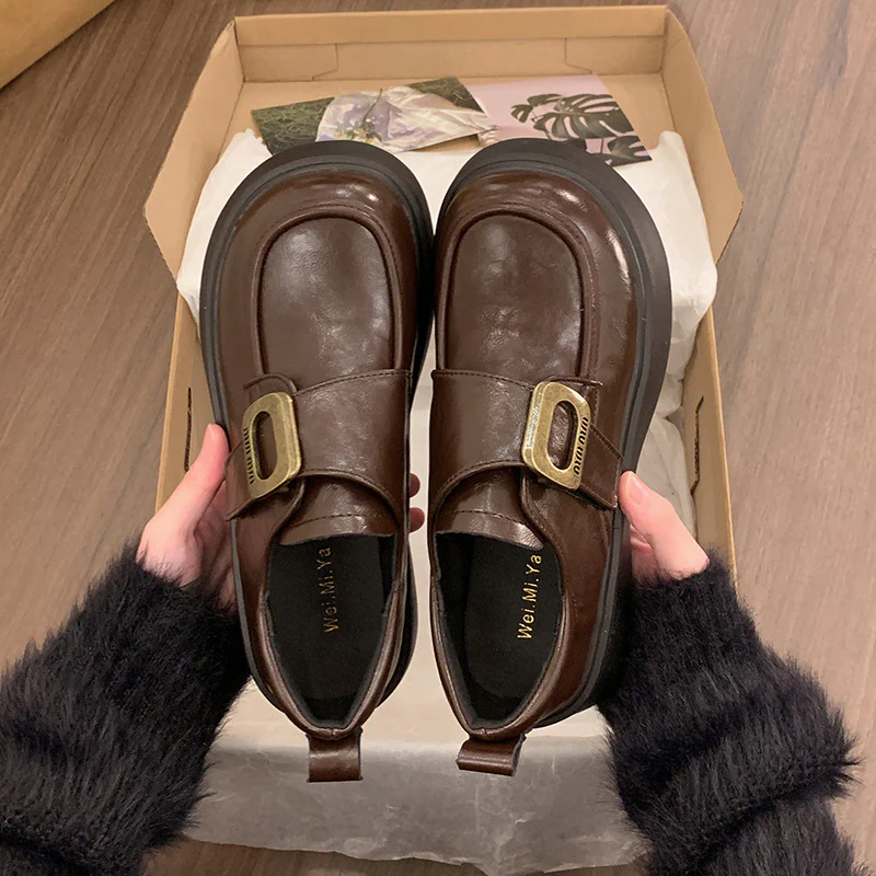Damen Modische Slipper mit glänzenden Schnallen und bequemer Plateausohle Heidi Mode - Image 2