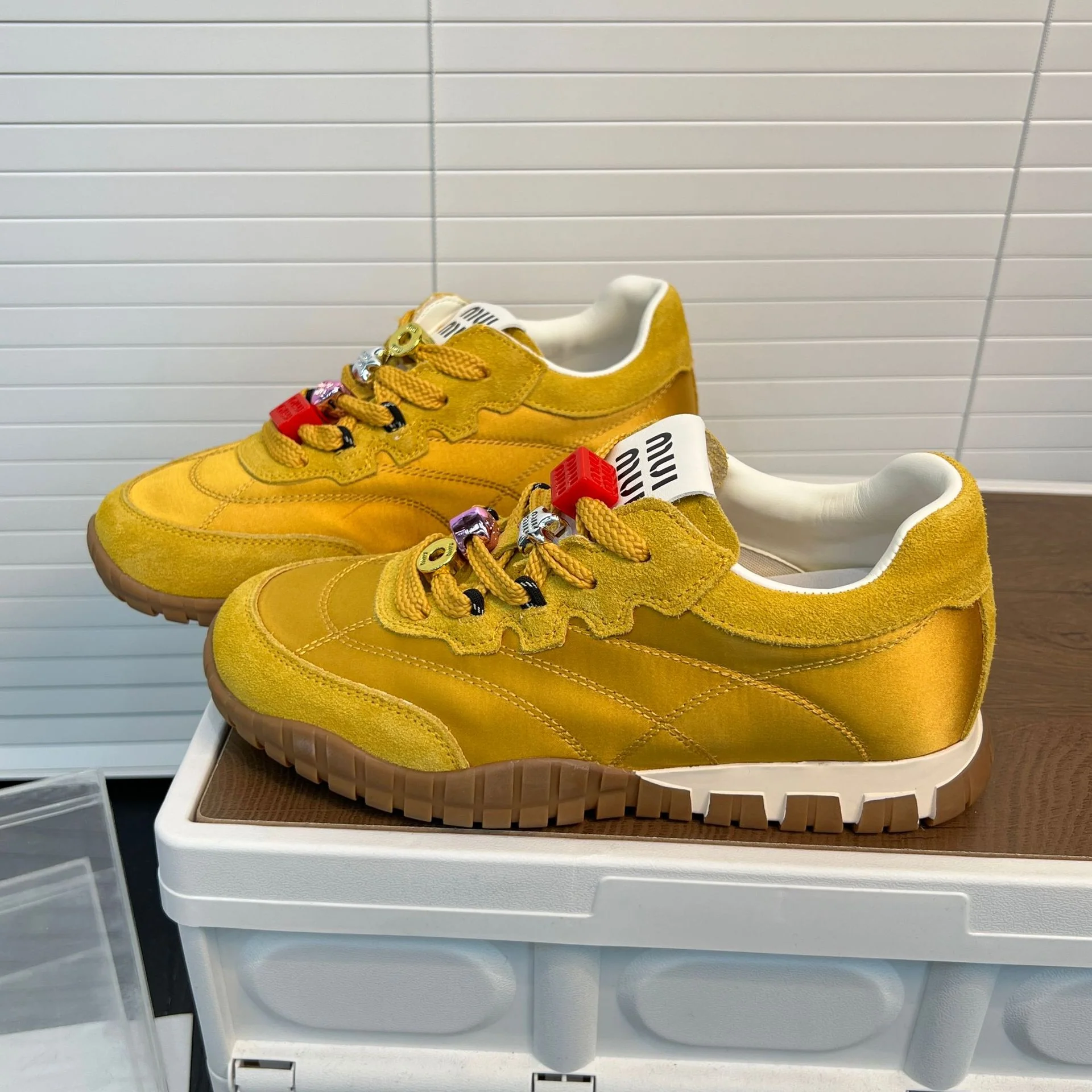 Damen modische Sneakers mit einzigartigem Schnürsystem und bequemem Fußbett Heidi Mode