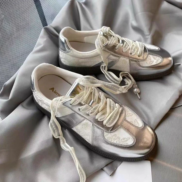 Damen Modische Sneakers mit floralem Design und dekorativen Schnürsenkeln Heidi Mode