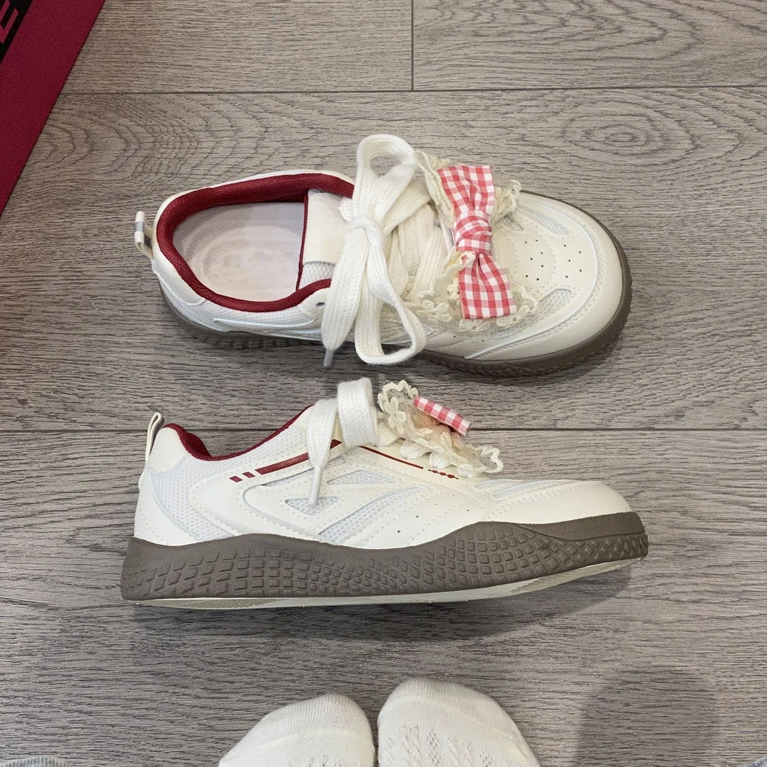 Damen modische Sneakers mit floralen Applikationen und atmungsaktiver Struktur Heidi Mode - Image 4