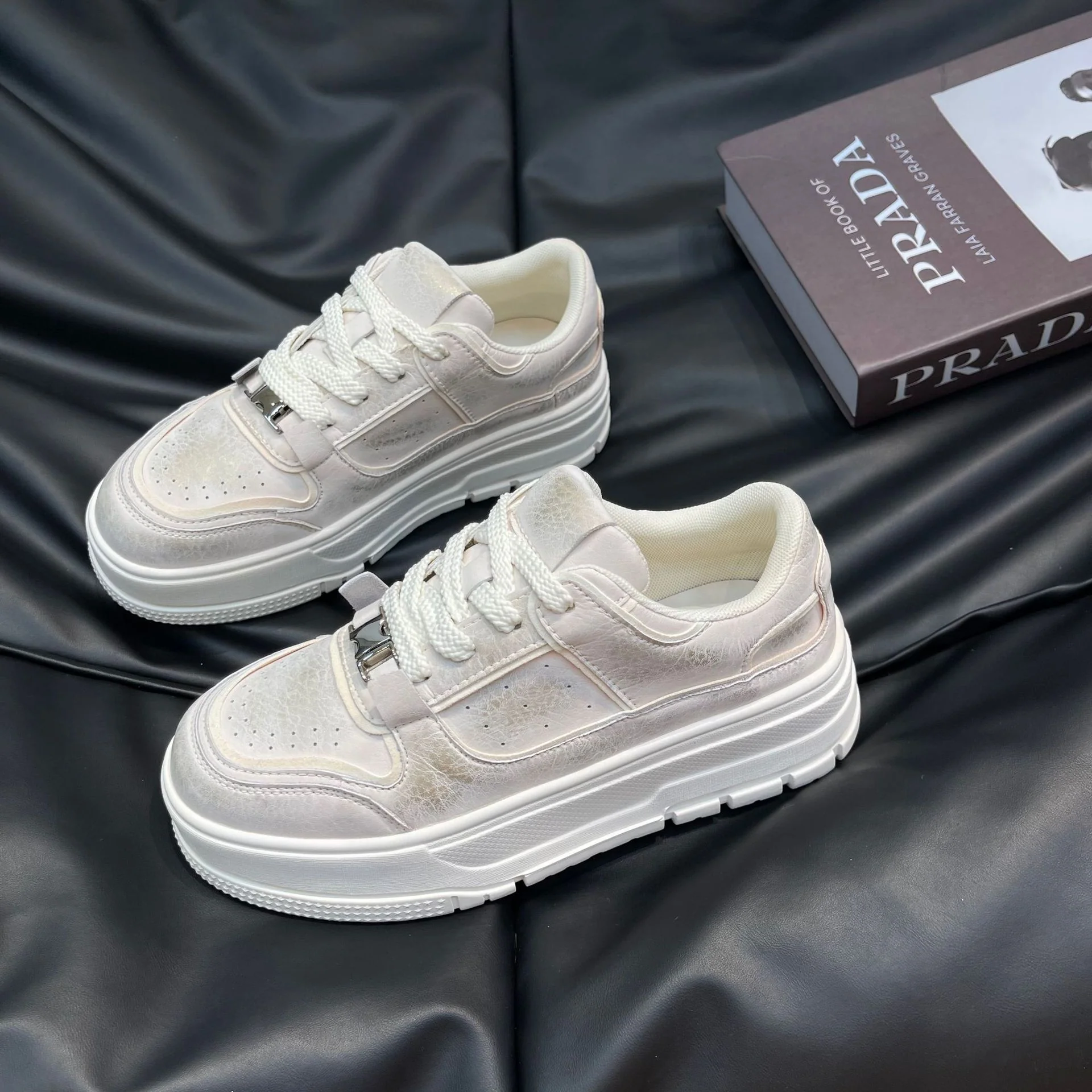 Damen modische Sneakers mit hochglänzendem Obermaterial und stabiler Plateausohle Heidi Mode - Image 2
