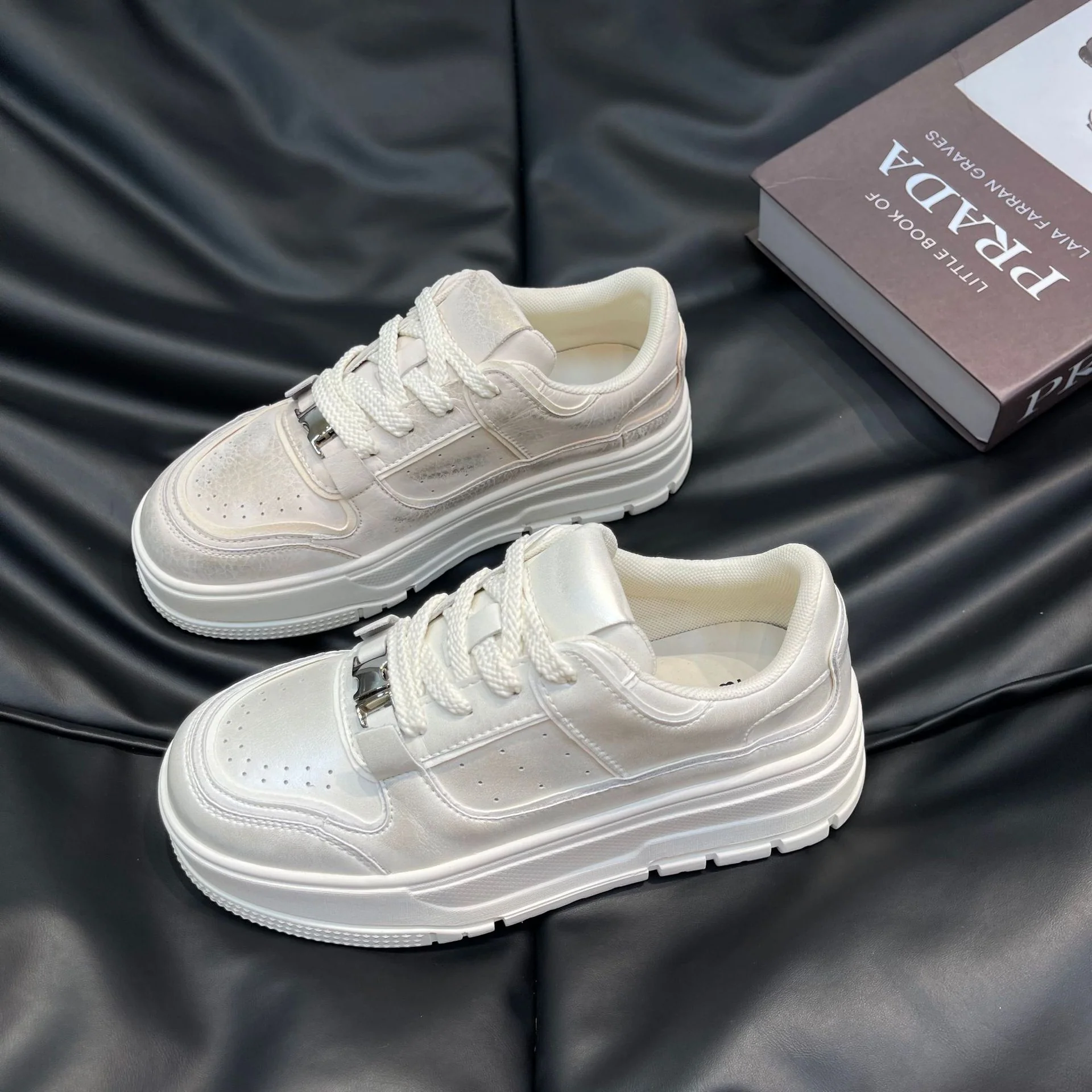 Damen modische Sneakers mit hochglänzendem Obermaterial und stabiler Plateausohle Heidi Mode - Image 7