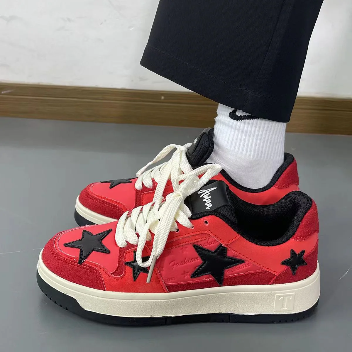 Damen modische Sneakers mit markantem Sternen-Design und dämpfender Sohle Heidi Mode - Image 6