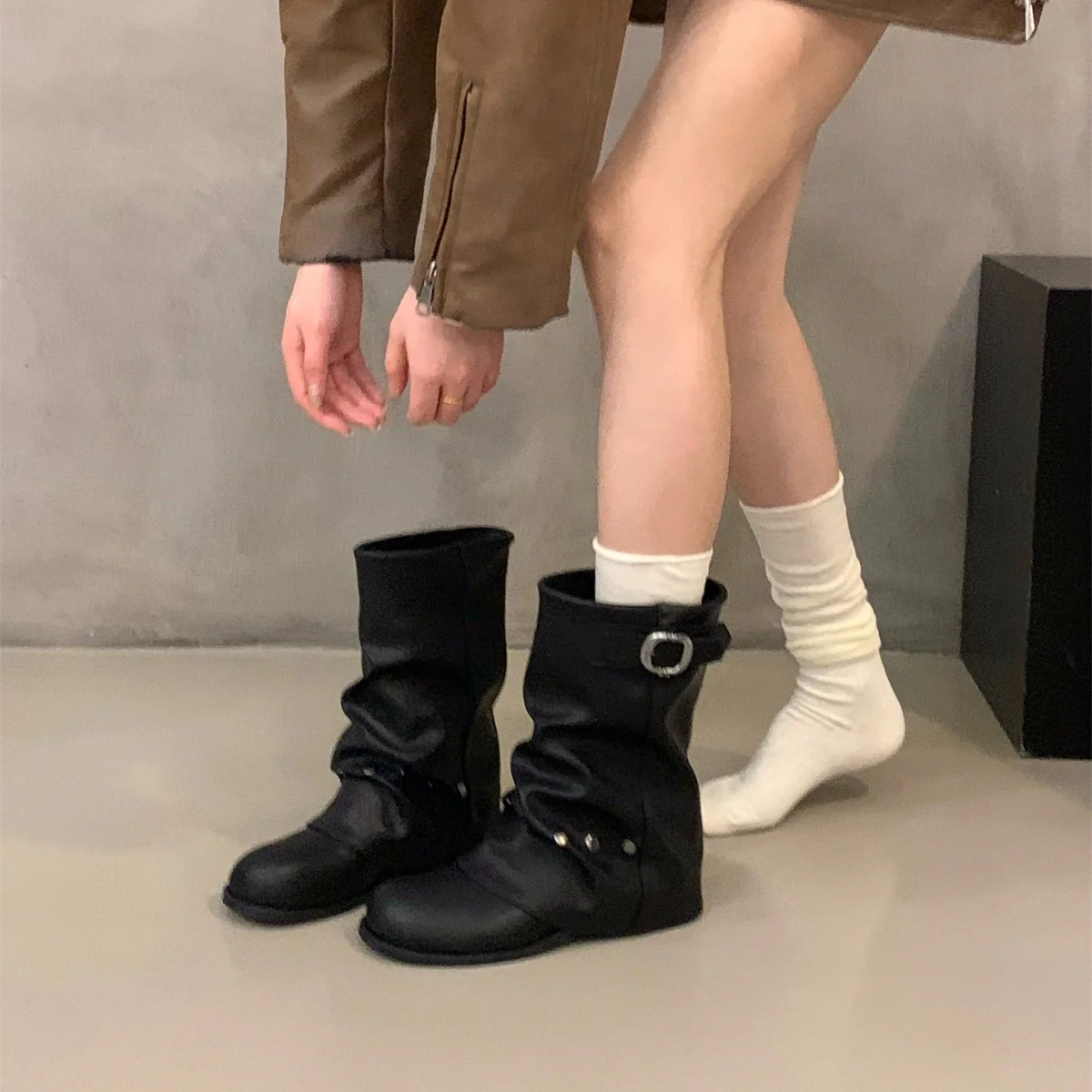 Damen modische Stiefel mit elegantem Faltenwurf und stylishen Druckknopfdetails Heidi Mode - Image 2