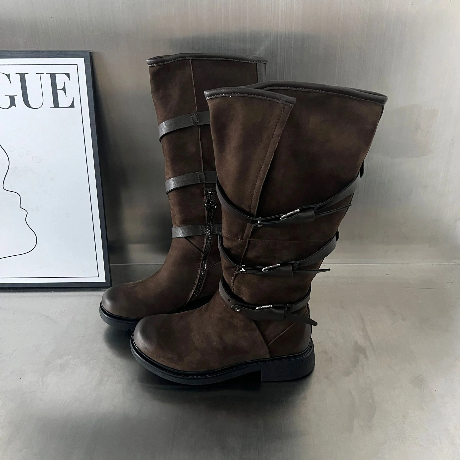 Damen Modische Stiefel mit praktischem Reißverschluss und eleganten Riemen Heidi Mode - Image 2