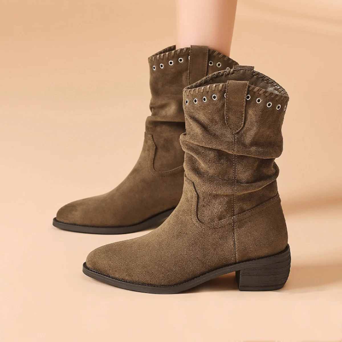 Damen modische Stiefeletten im Antik-Look mit dekorativen Nieten und flexiblem Schaft Heidi Mode