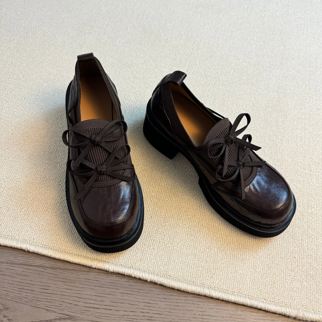 Damen modische und bequeme Slipper mit dekorativen Schnürdetails Heidi Mode - Image 3