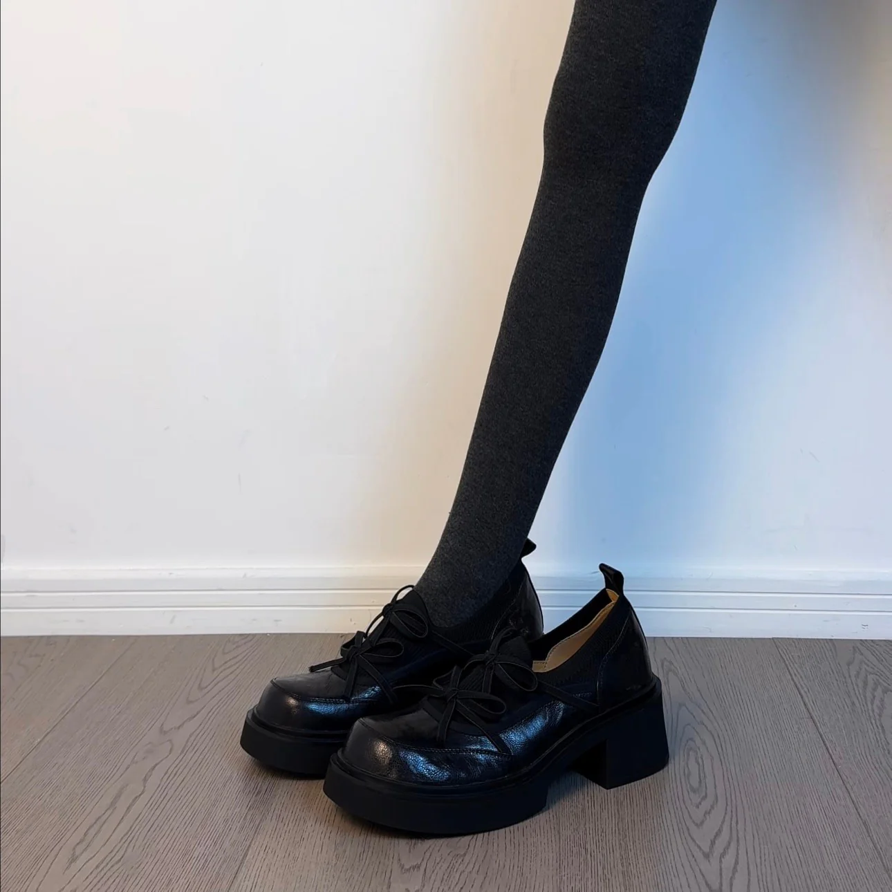 Damen modische und bequeme Slipper mit dekorativen Schnürdetails Heidi Mode - Image 4