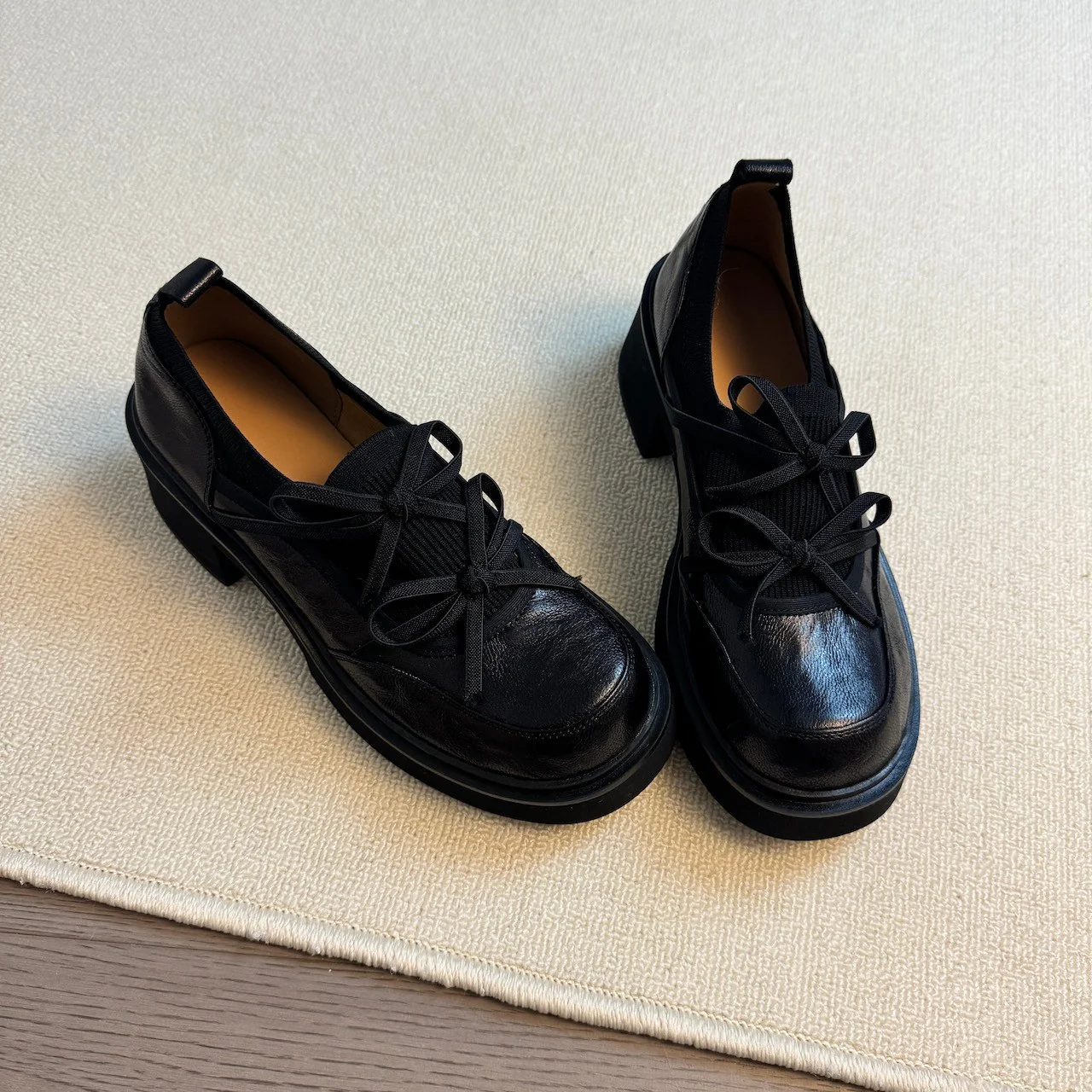 Damen modische und bequeme Slipper mit dekorativen Schnürdetails Heidi Mode - Image 7