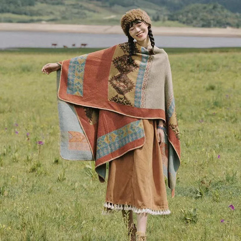 Damen Modischer Poncho mit Kunstvollem Muster und Fransigen Kanten Heidi-Mode