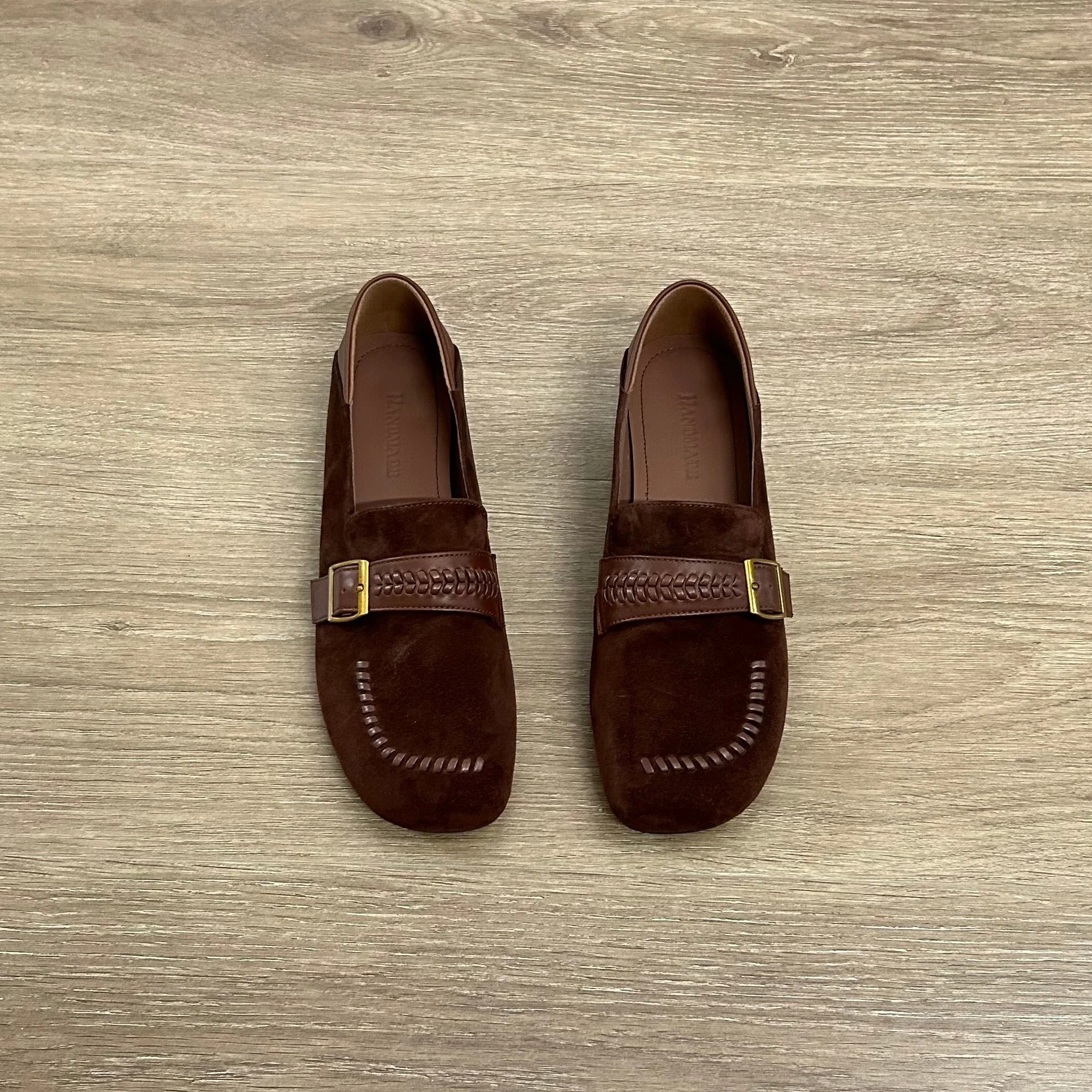 Damen Mokassins aus hochwertigem Wildleder mit dekorativer Schnalle und feinen Details Heidi Mode