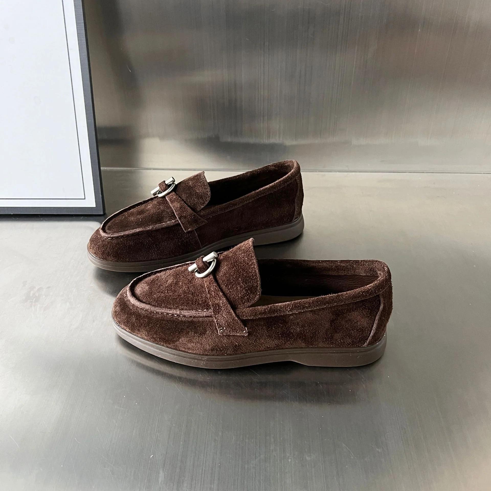 Damen Mokassins aus weichem Wildleder mit dekorativem Schnallenverschluss Heidi Mode - Image 8