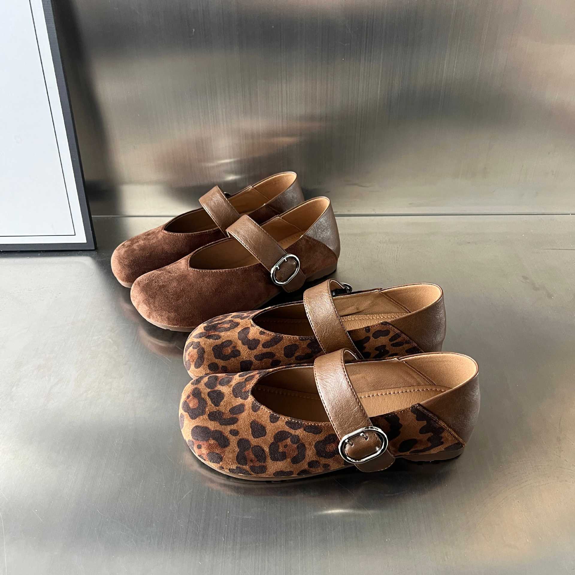 Damen Mokassins mit elegantem Riemen und hochwertiger Veloursoberfläche Heidi Mode - Image 3
