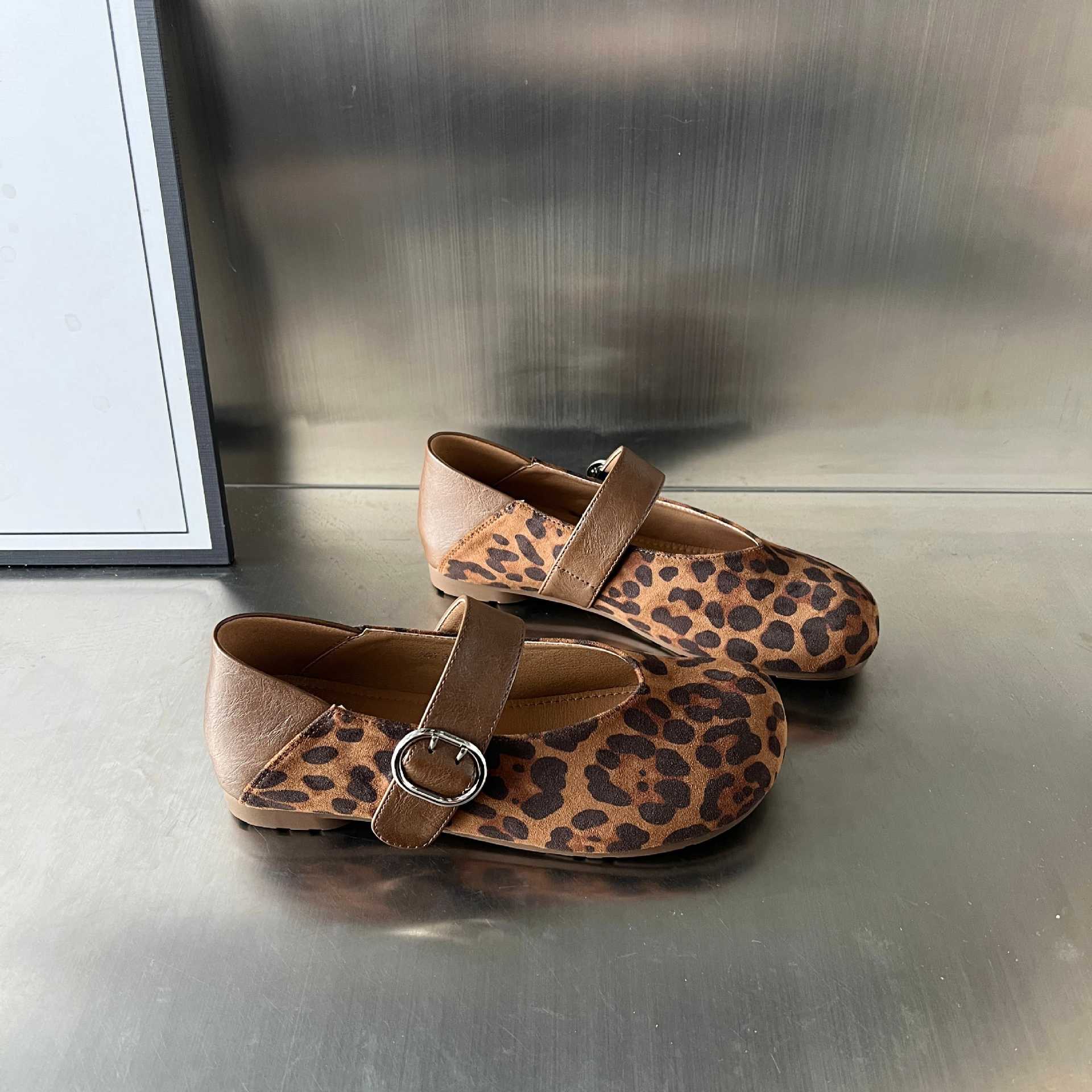 Damen Mokassins mit elegantem Riemen und hochwertiger Veloursoberfläche Heidi Mode - Image 5