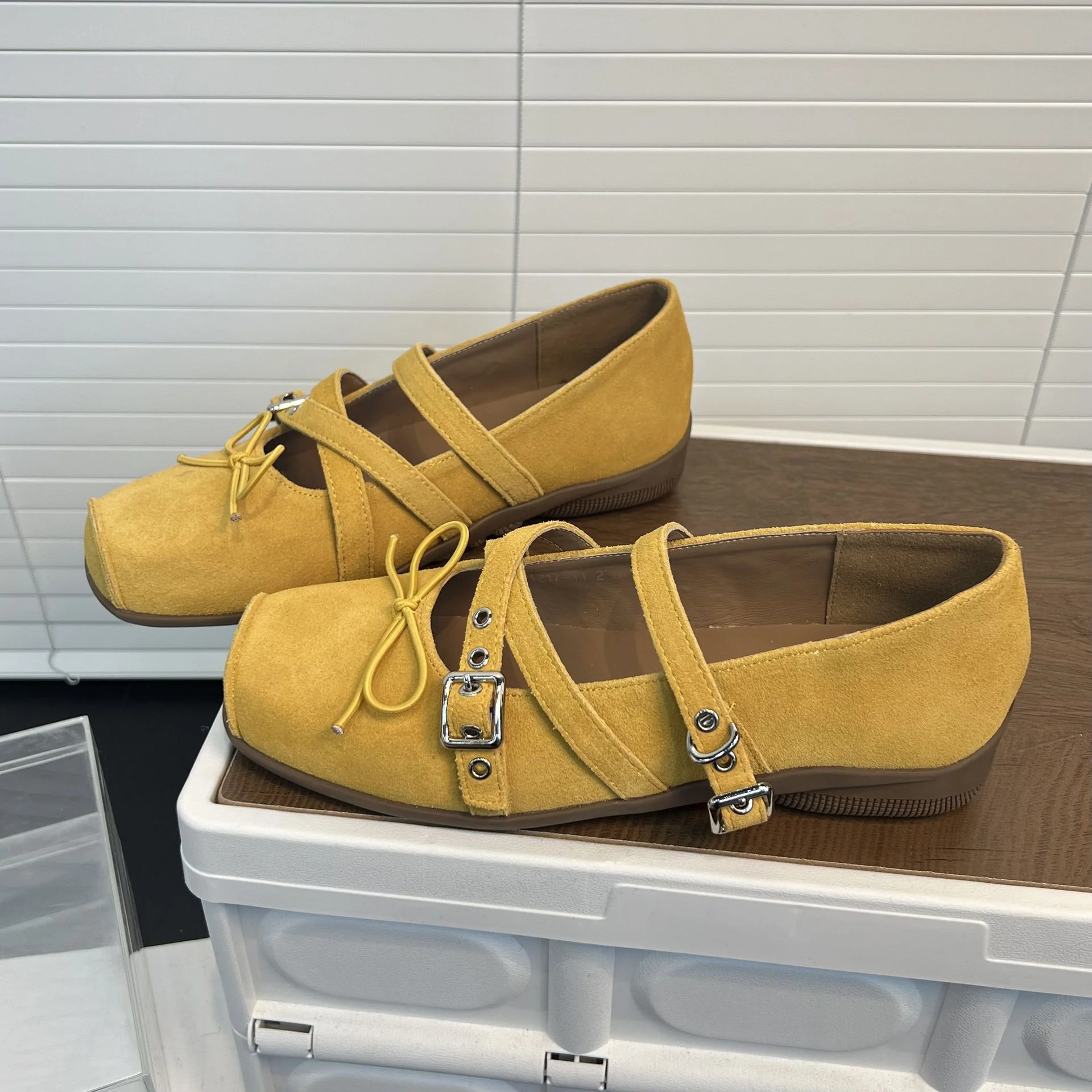 Damen Mokassins mit modischen Kreuzriemen und dekorativer Schnallenverzierung Heidi Mode